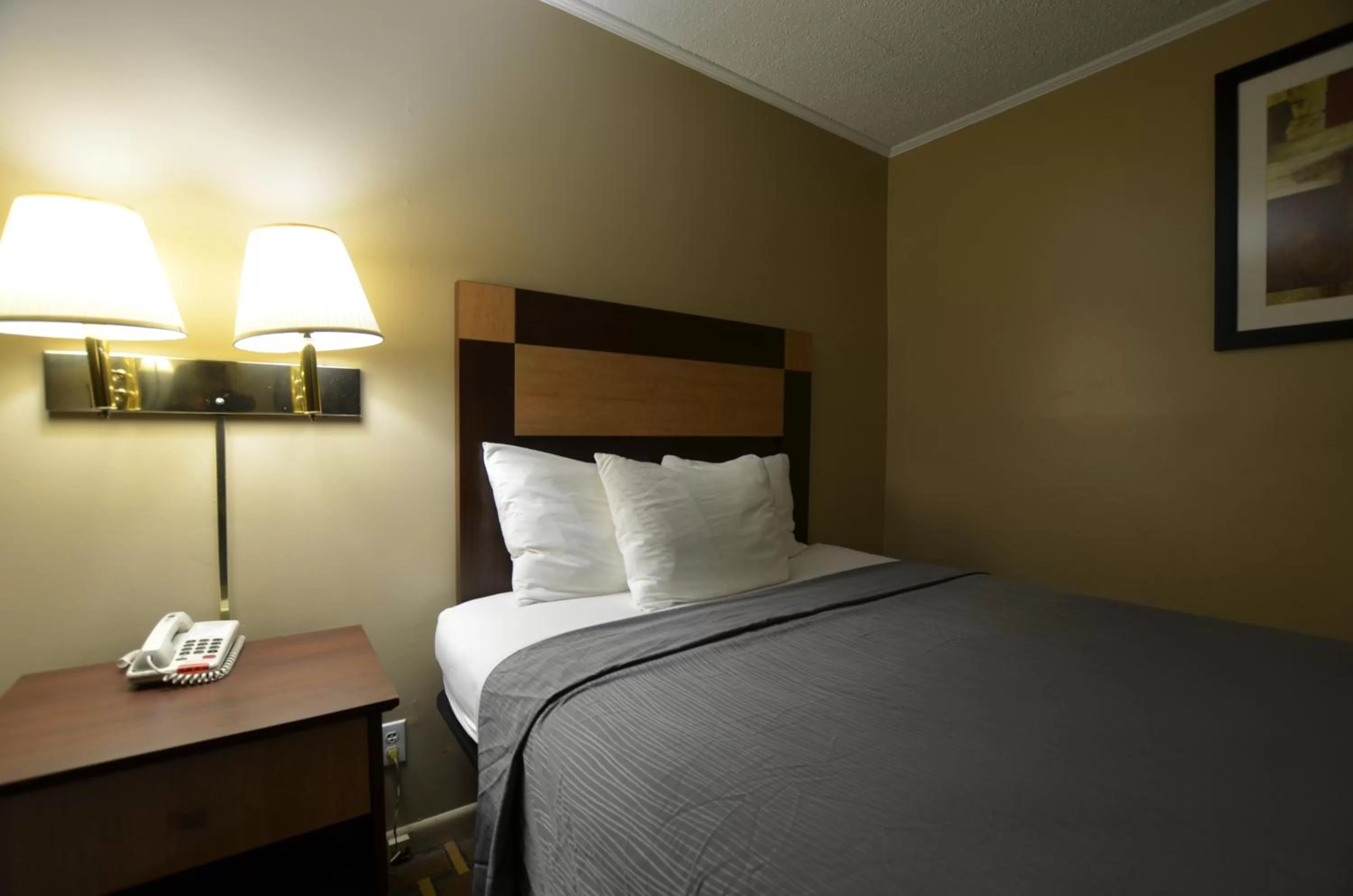 Bed in Travelowes Motel - Maggie Valley