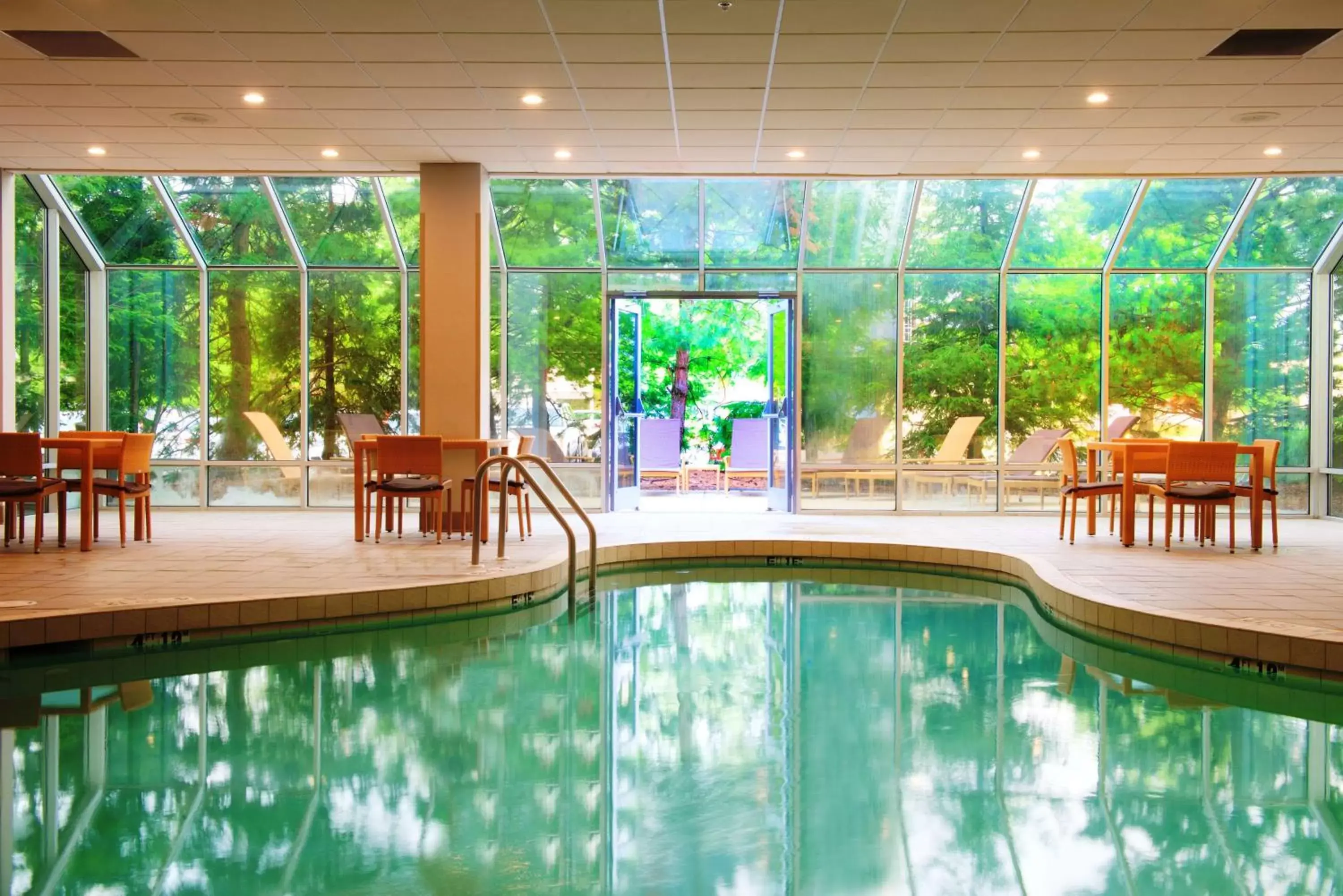 Pool view, Swimming Pool in Embassy Suites by Hilton Cincinnati Northeast - Blue Ash