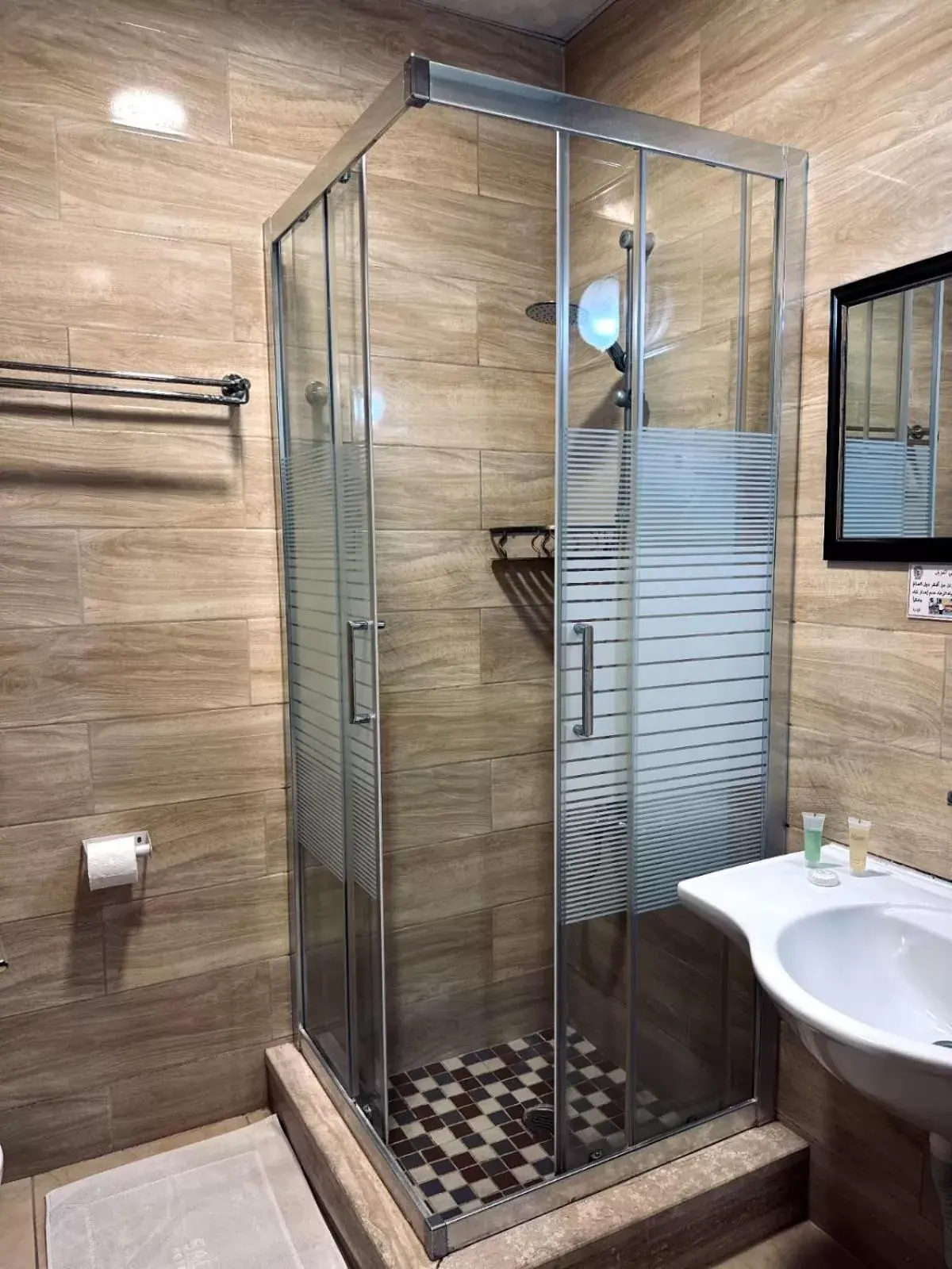 Shower, Bathroom in Balcony Hotel