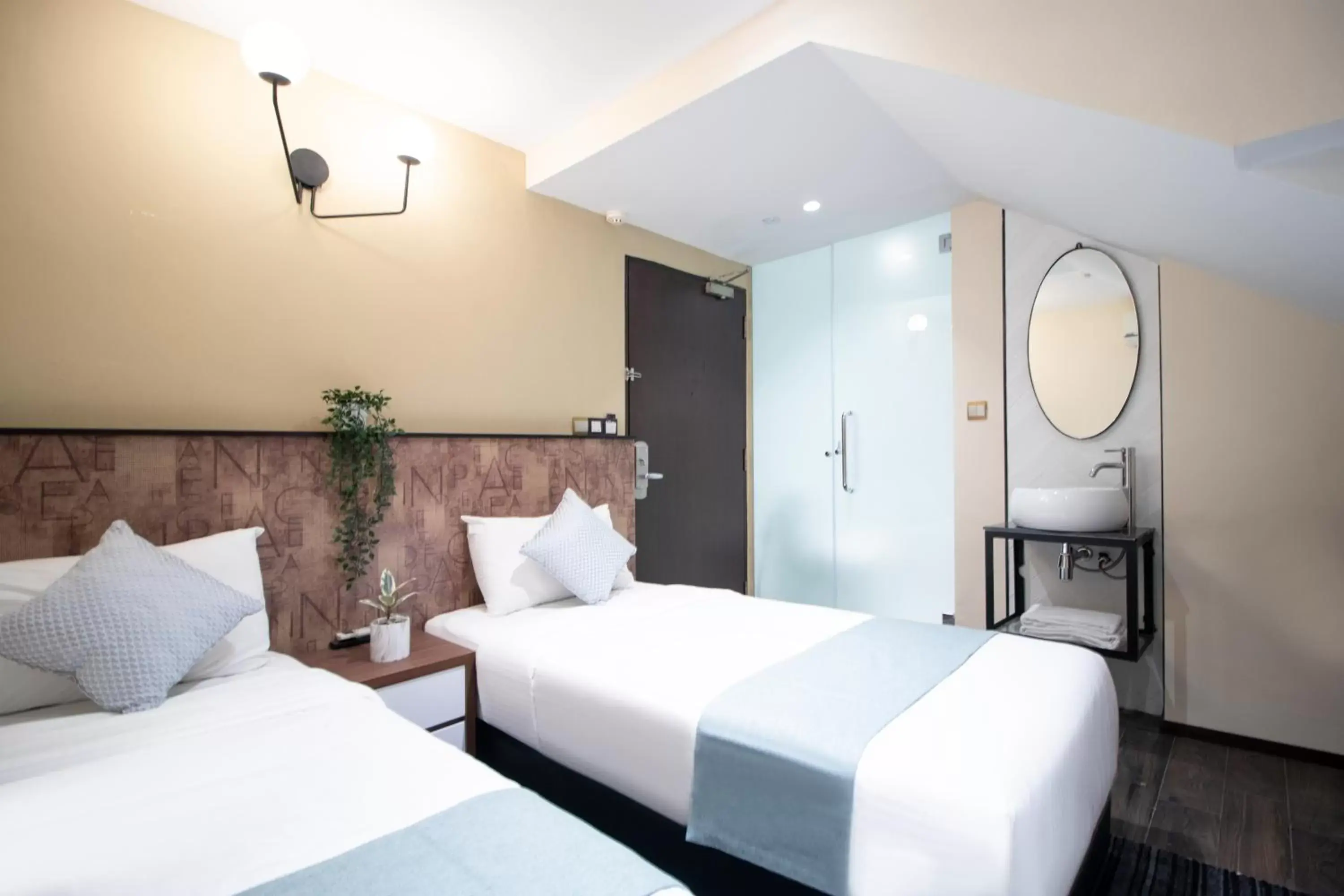 Photo of the whole room in Harbour Ville Hotel - Hamilton Photo of the whole room in Harbour Ville Hotel - Hamilton