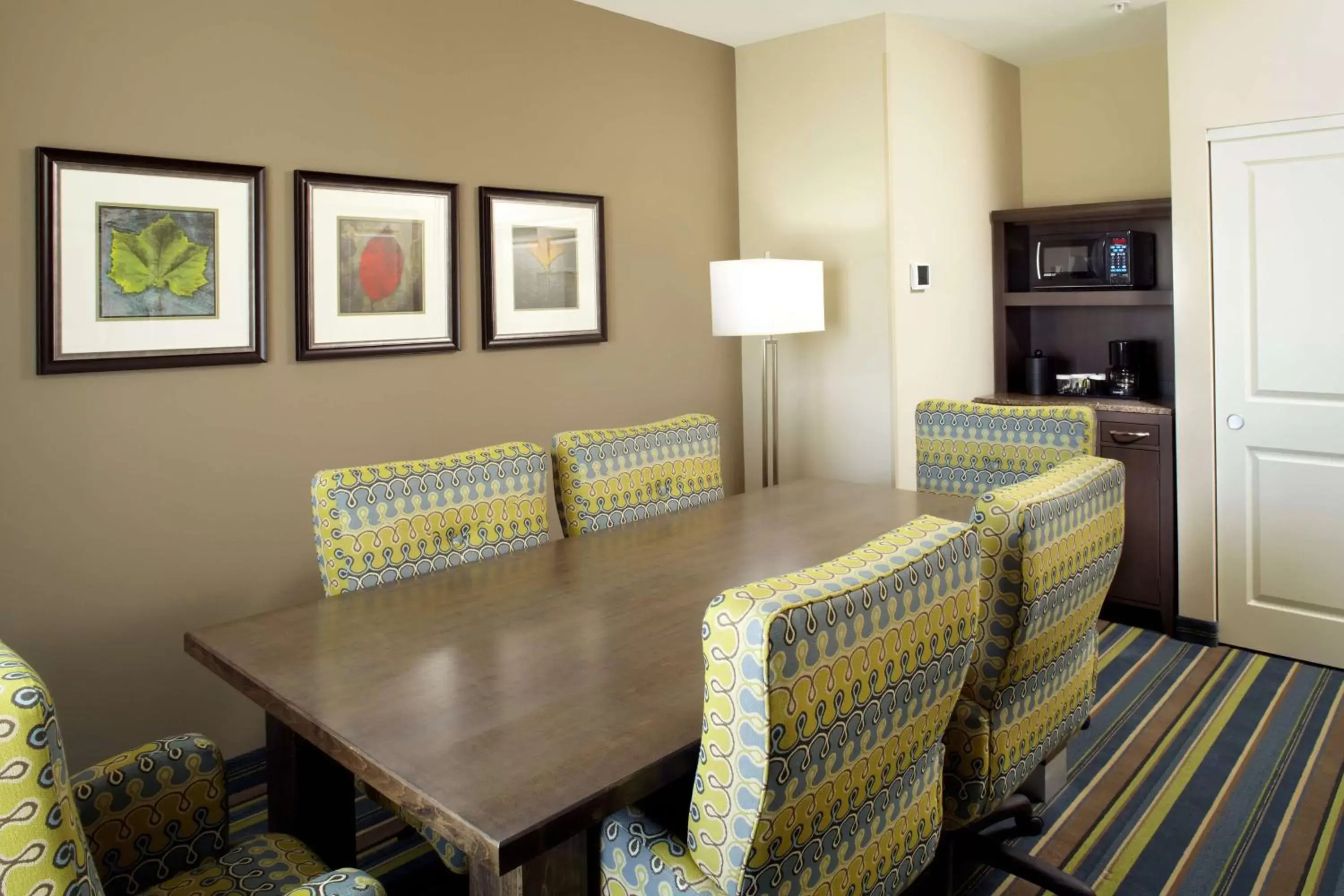 Living room, Dining Area in Hilton Garden Inn Texarkana