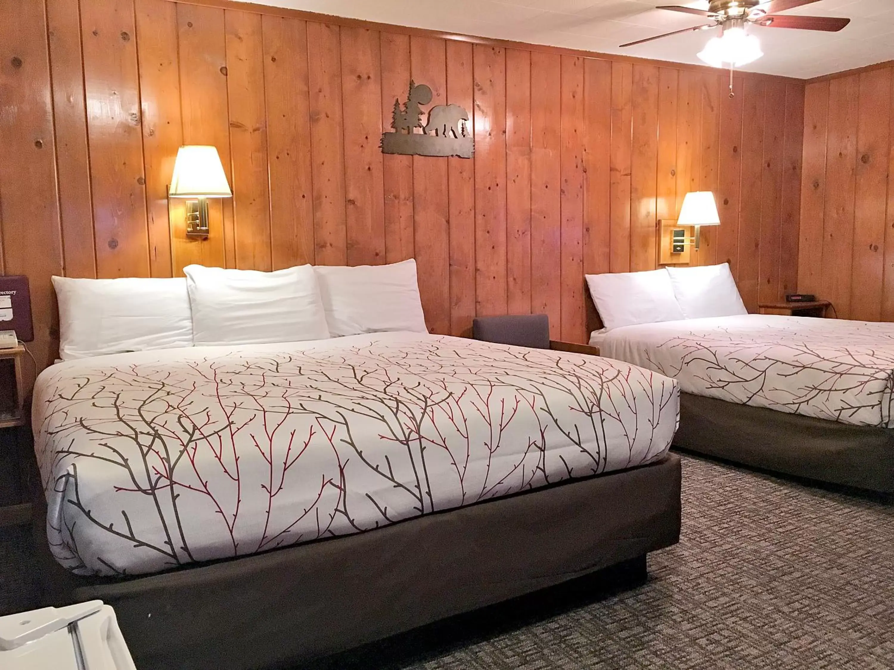 Bed in Park Motel and Cabins