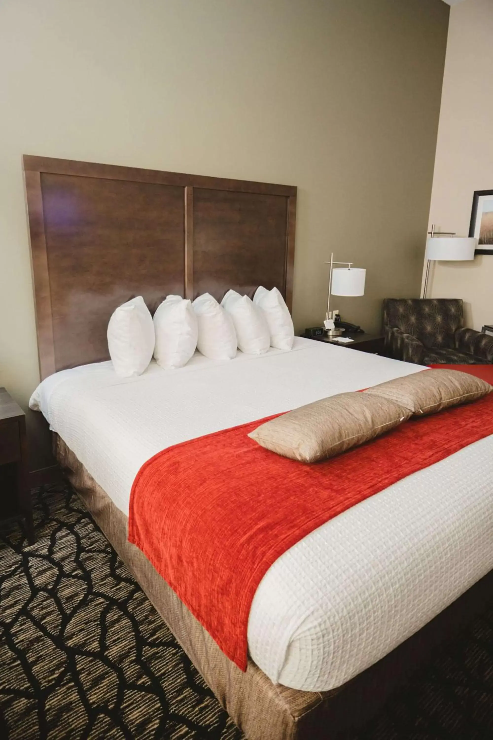 Bedroom, Bed in Best Western Plus Lakeview Hotel