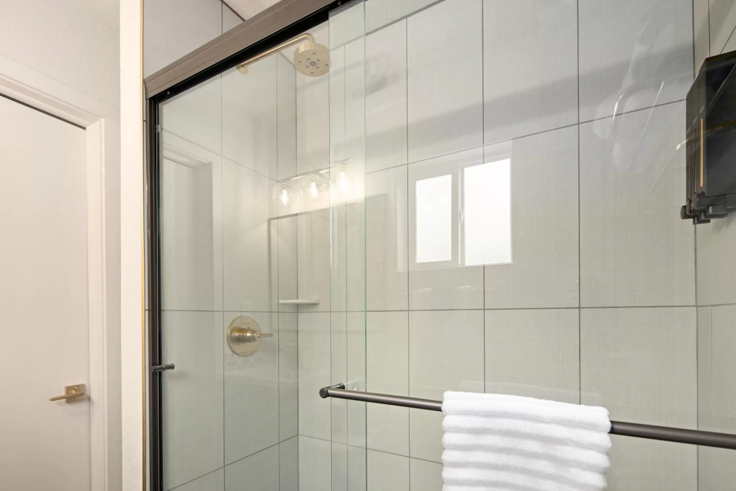 Shower in Hotel McCoy Pullman