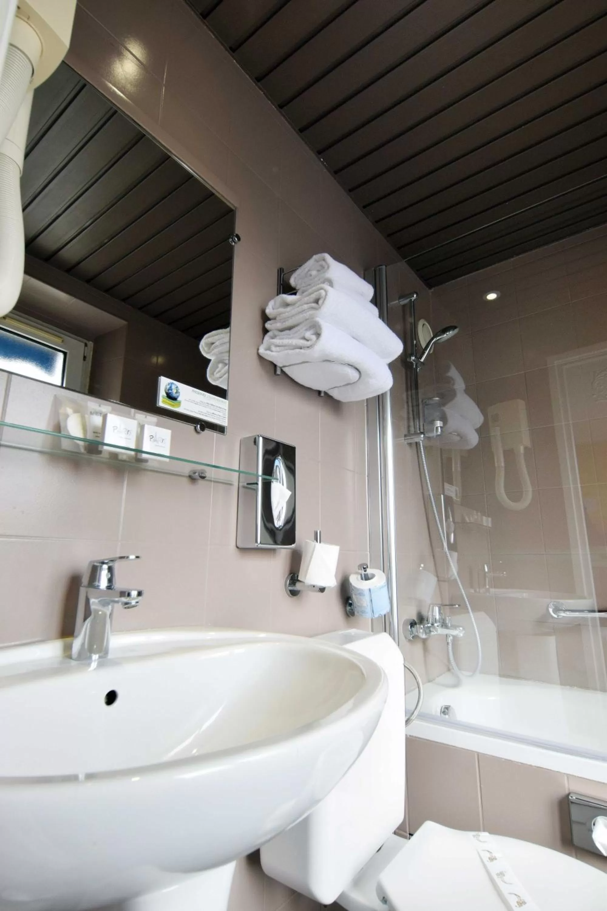 Bathroom in Alyss Saphir Cambronne Eiffel