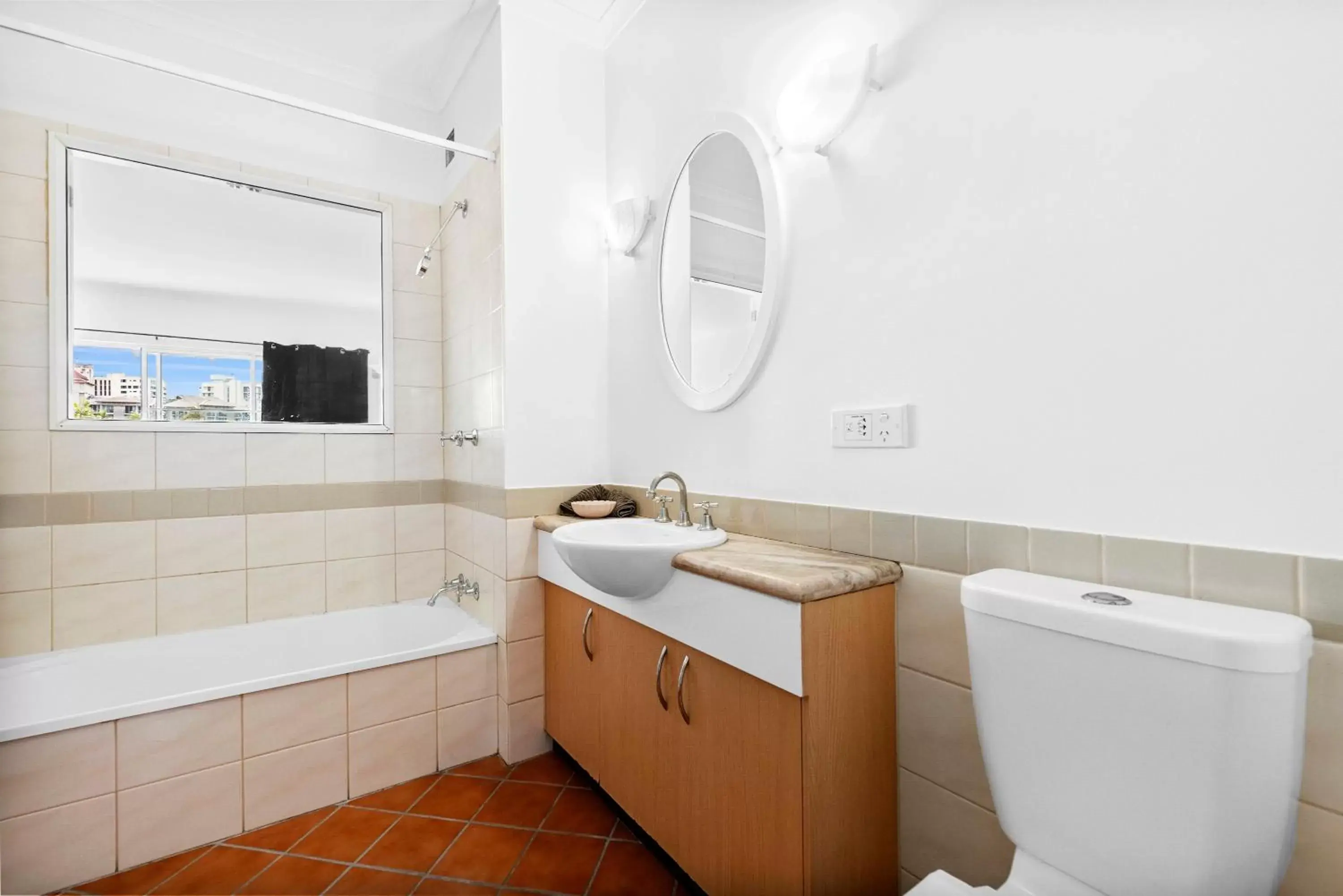 Bath, Bathroom in Villa Vaucluse Apartments