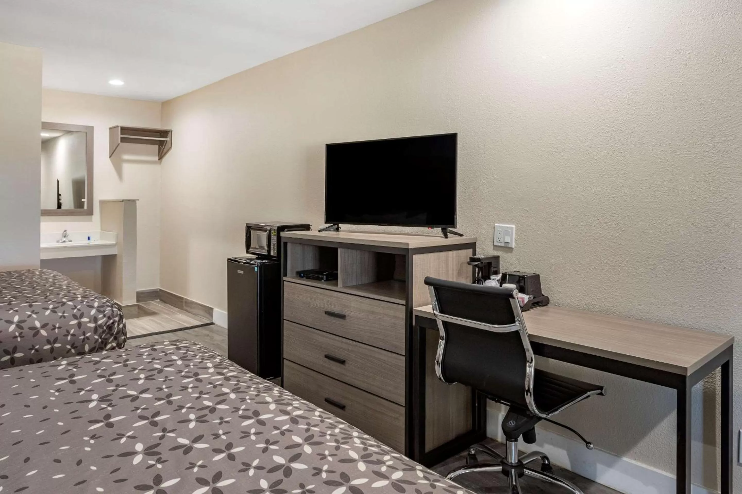 Photo of the whole room in Rodeway Inn