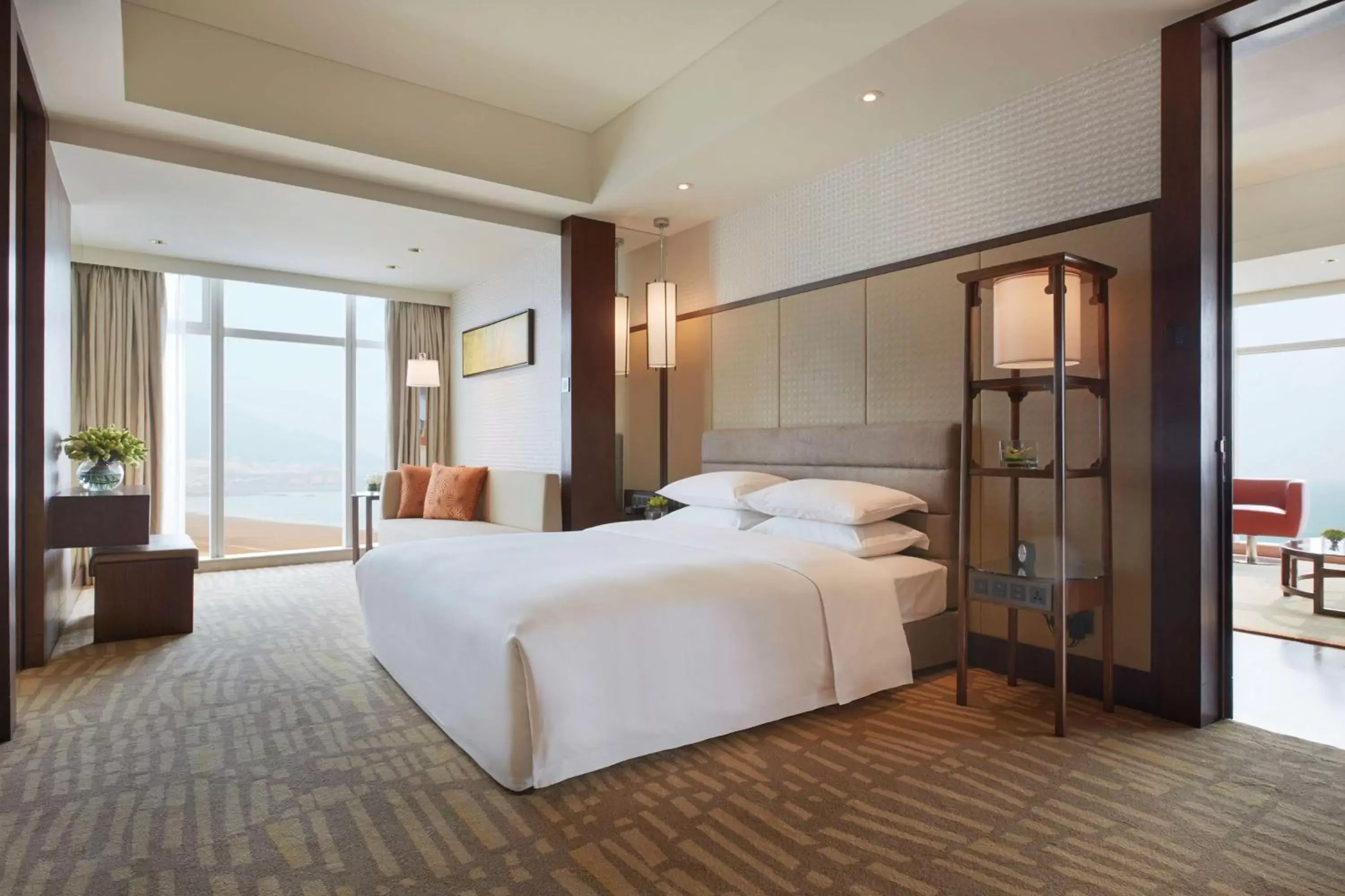 Photo of the whole room, Bed in Hyatt Regency Qingdao - Stone old beach - Exhibition Center