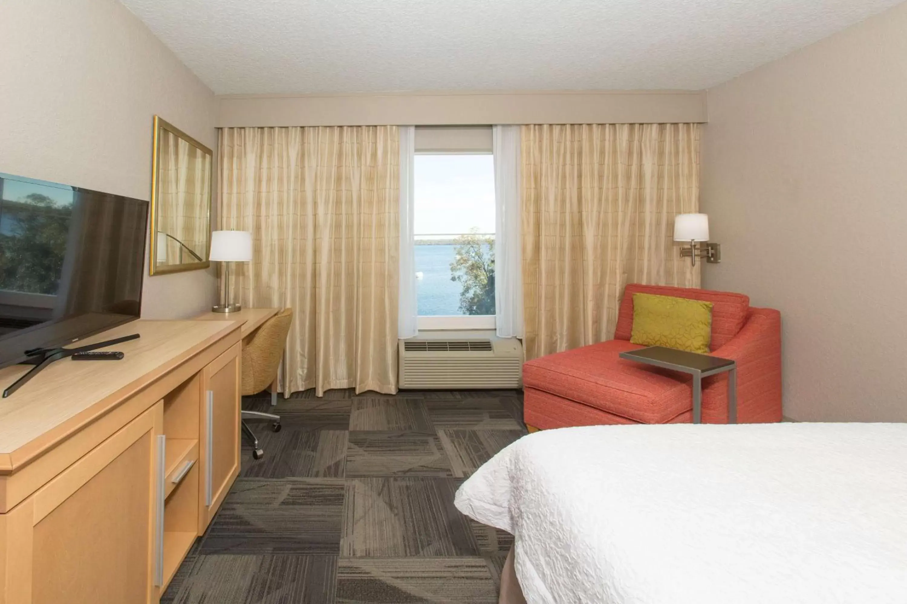 Bed, TV/Entertainment Center in Hampton Inn - Palatka