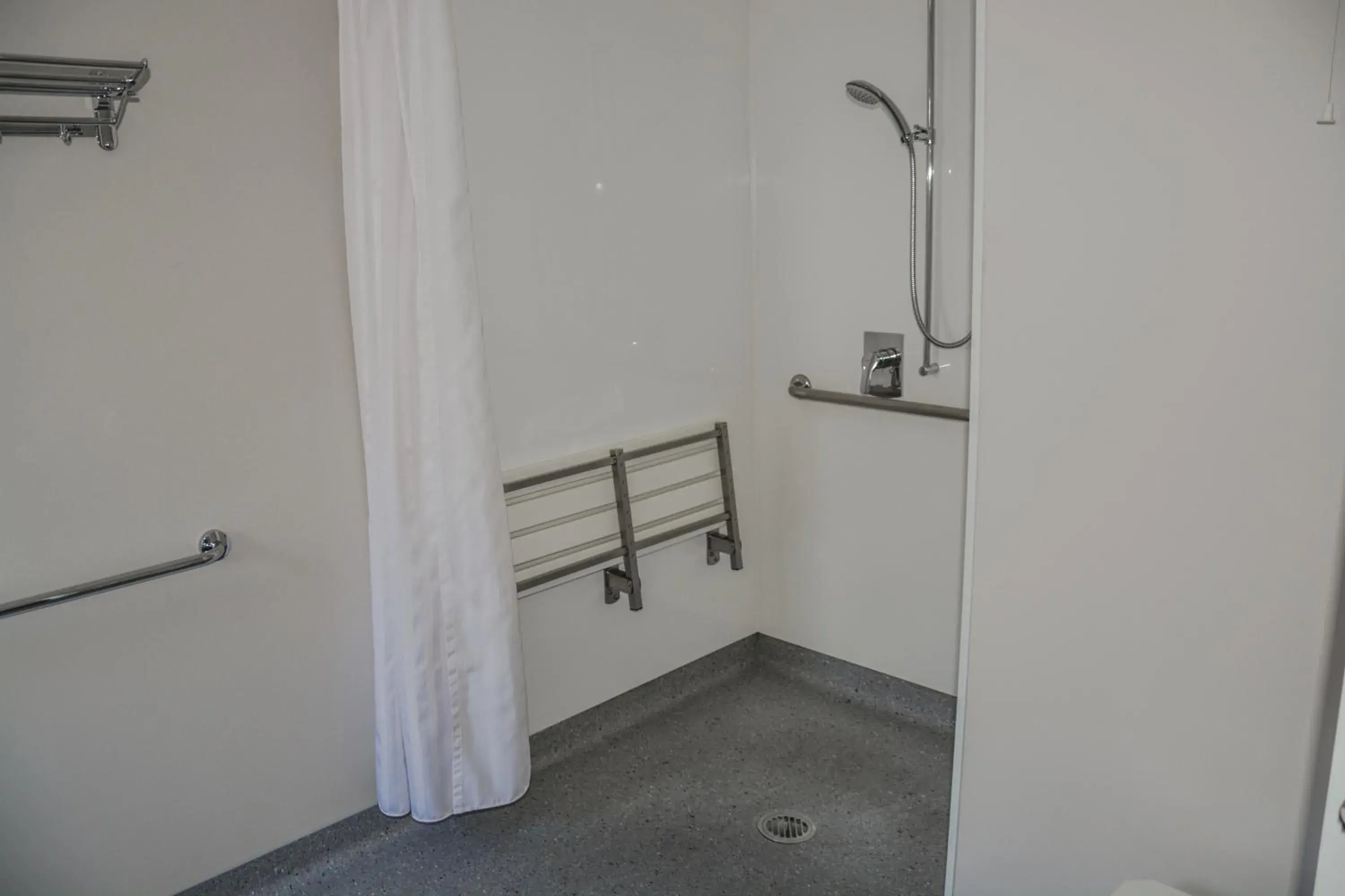 Shower, Bathroom in Ashford Motor Lodge