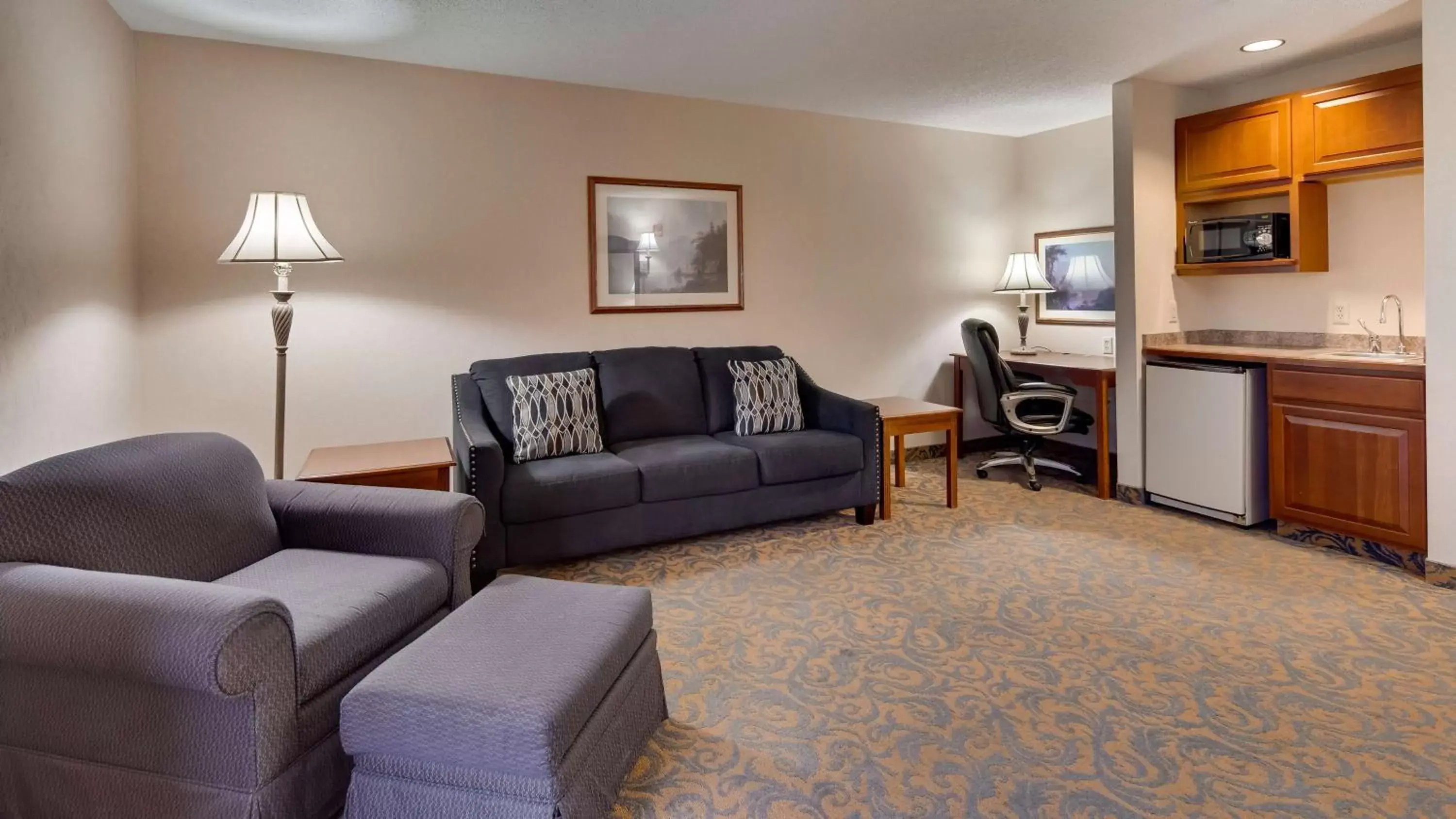 Photo of the whole room, Seating Area in SureStay Plus Hotel by Best Western Cheyenne