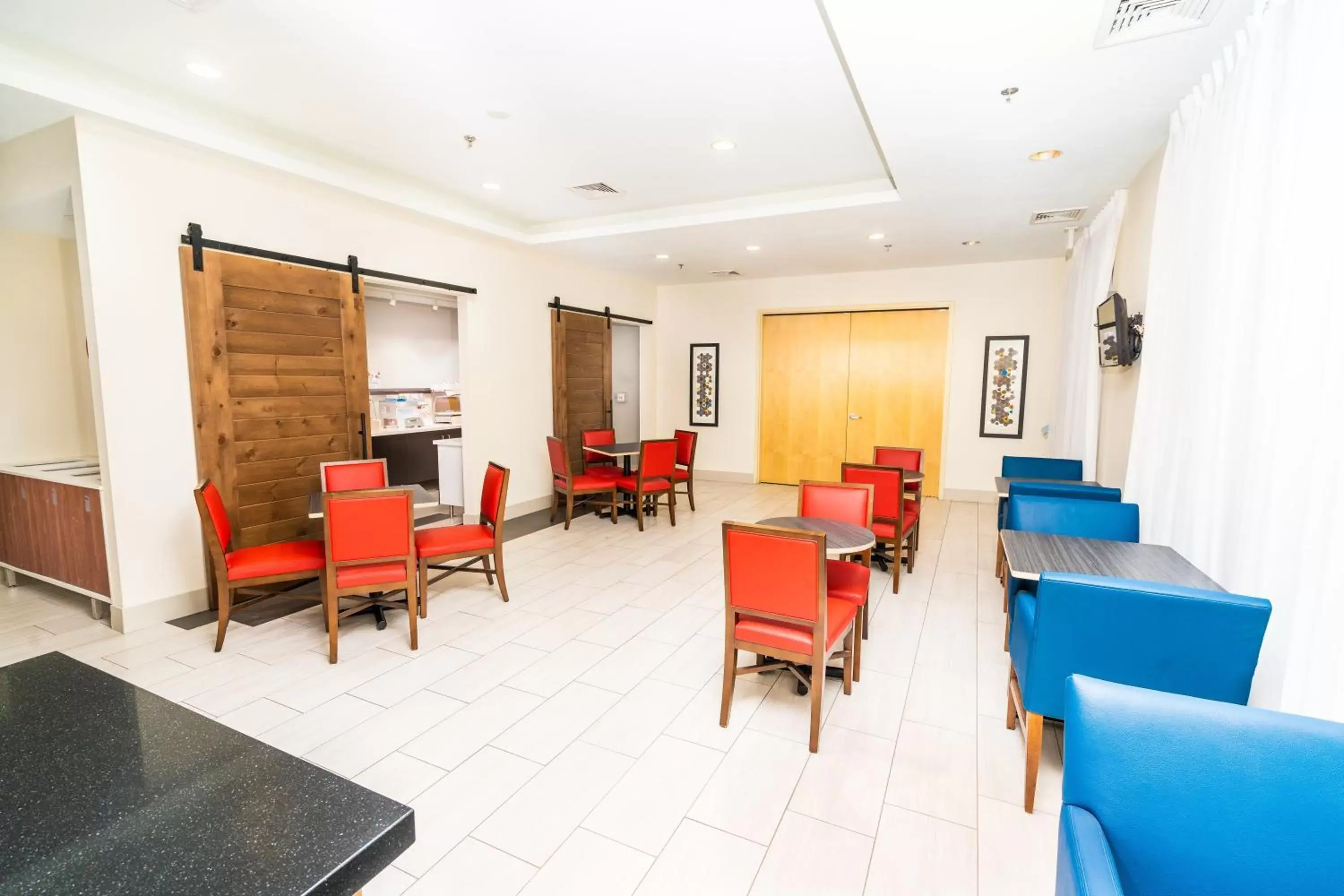 Breakfast, Seating Area in Holiday Inn Express & Suites Las Vegas SW Springvalley, an IHG Hotel