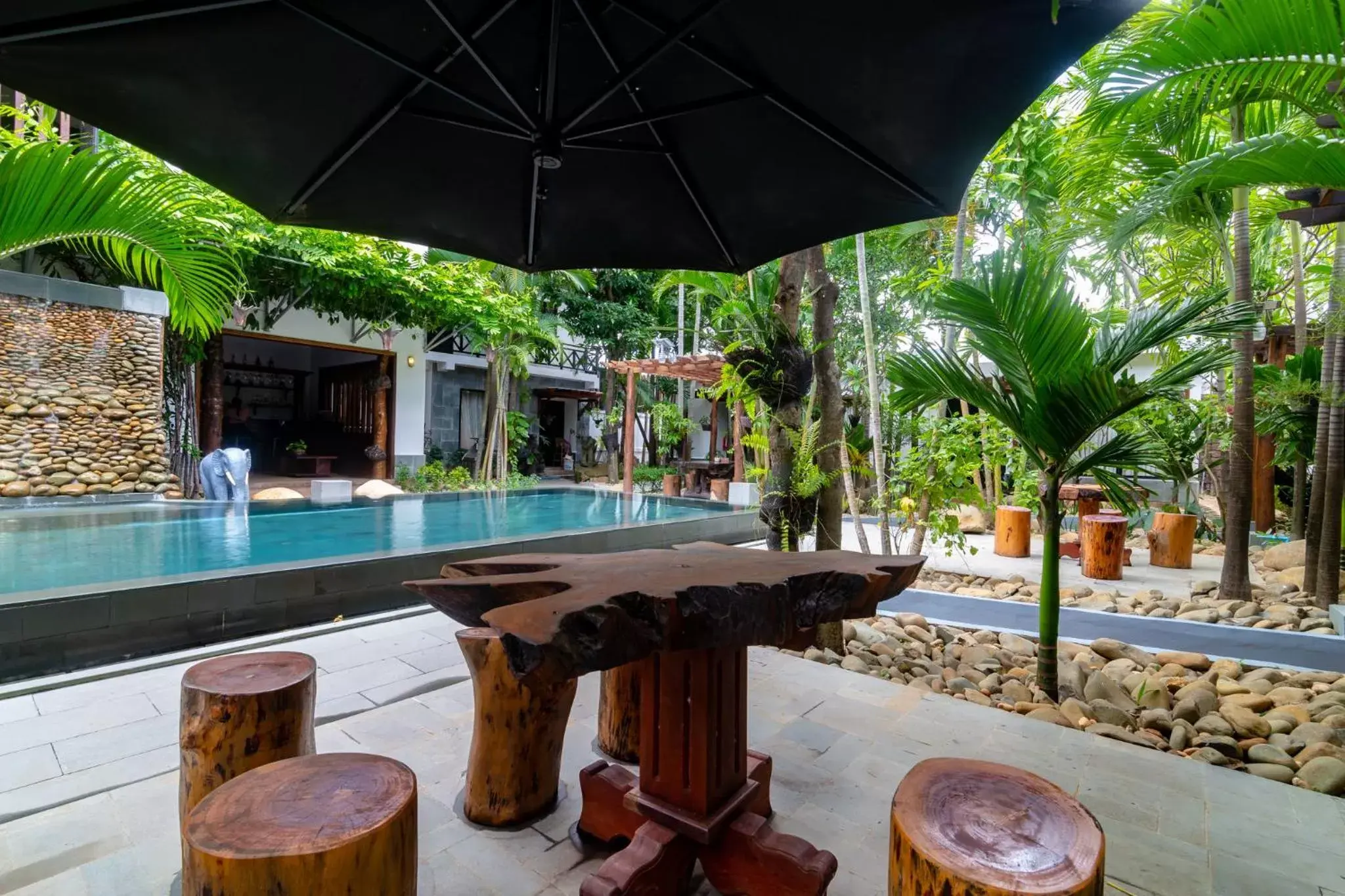 Restaurant/places to eat, Swimming Pool in Bunwin Siem Reap