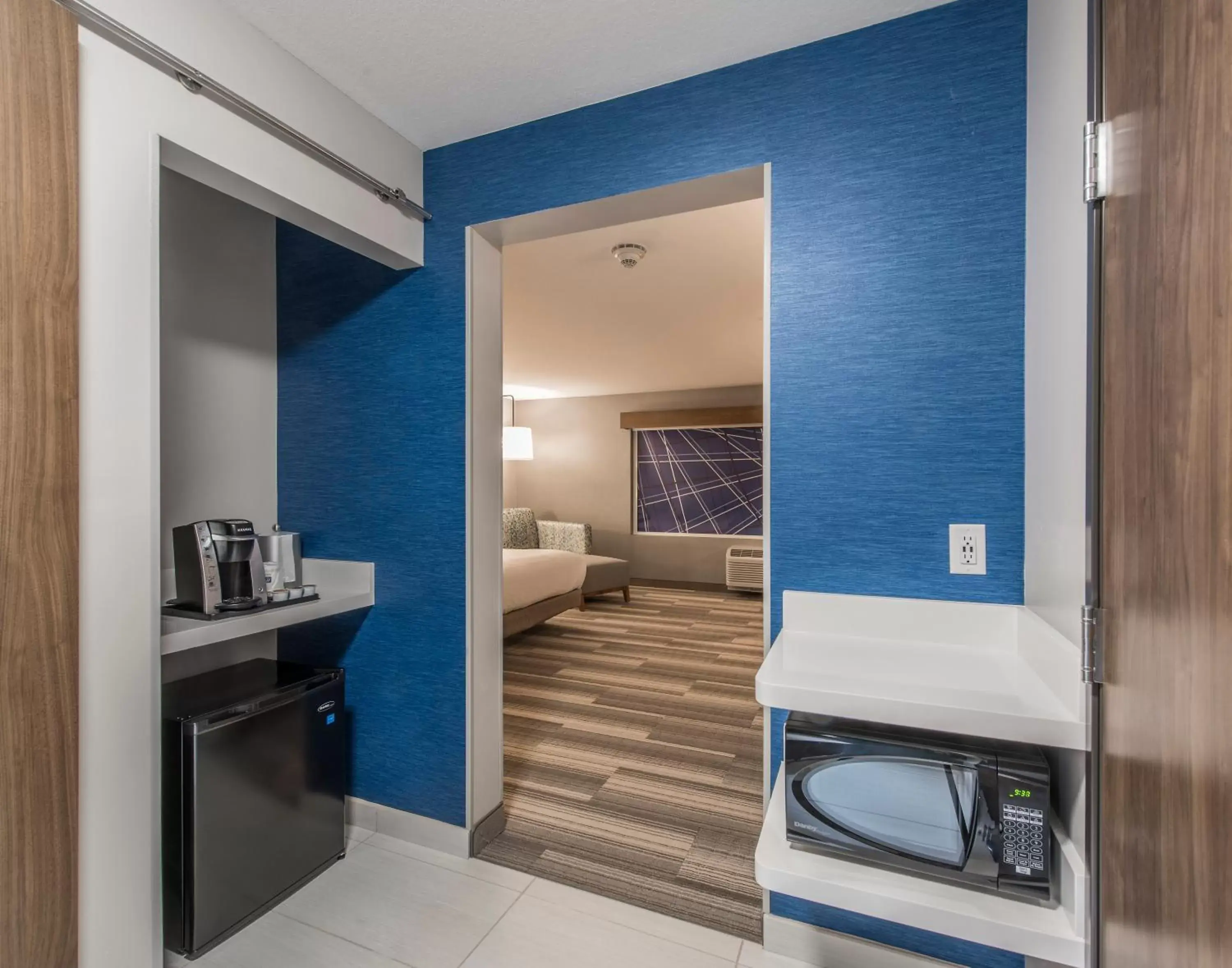 Photo of the whole room, Bathroom in Holiday Inn Express & Suites - Phoenix North - Happy Valley, an IHG Hotel