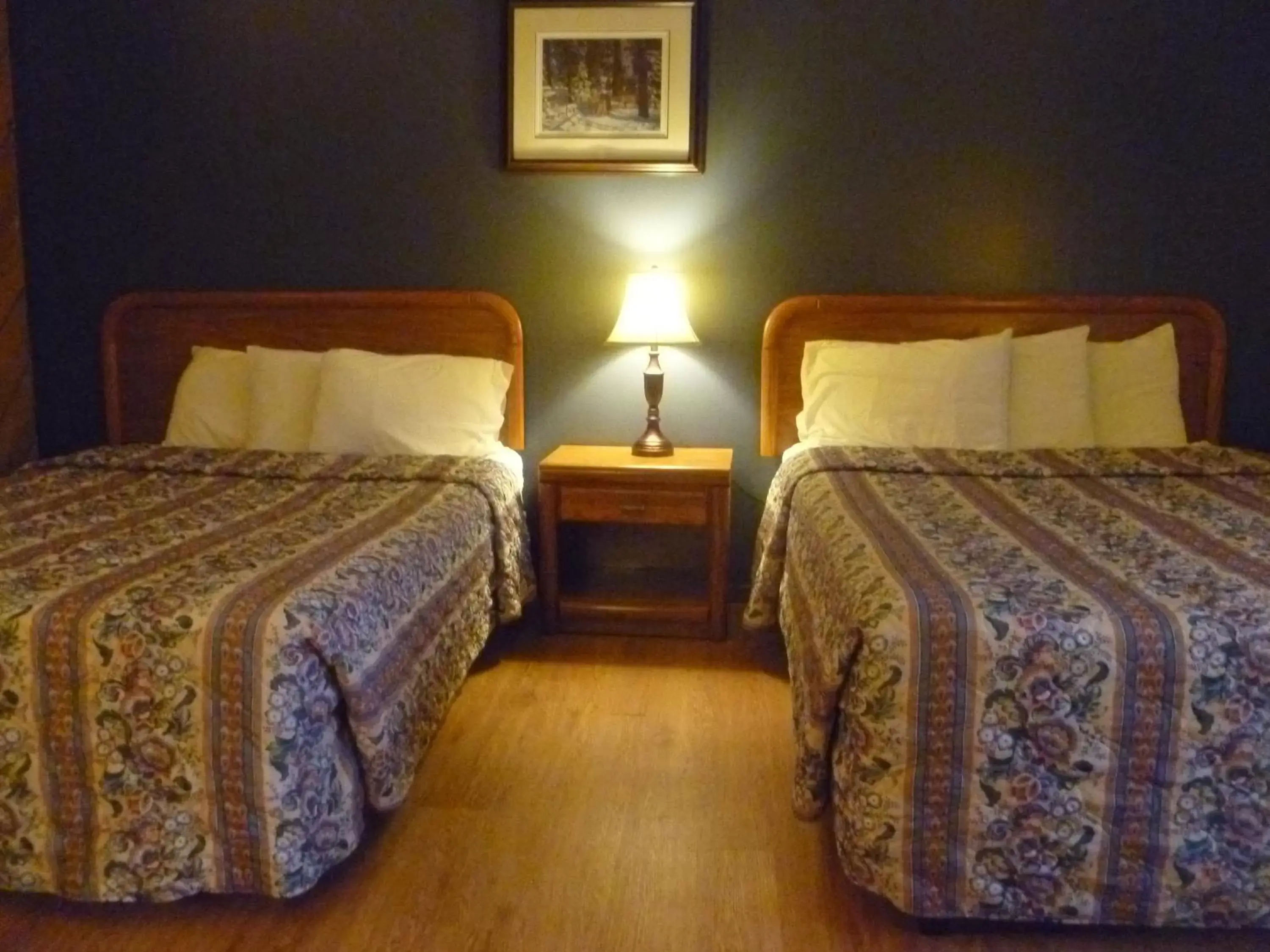 Bedroom, Bed in Timber Inn Motel