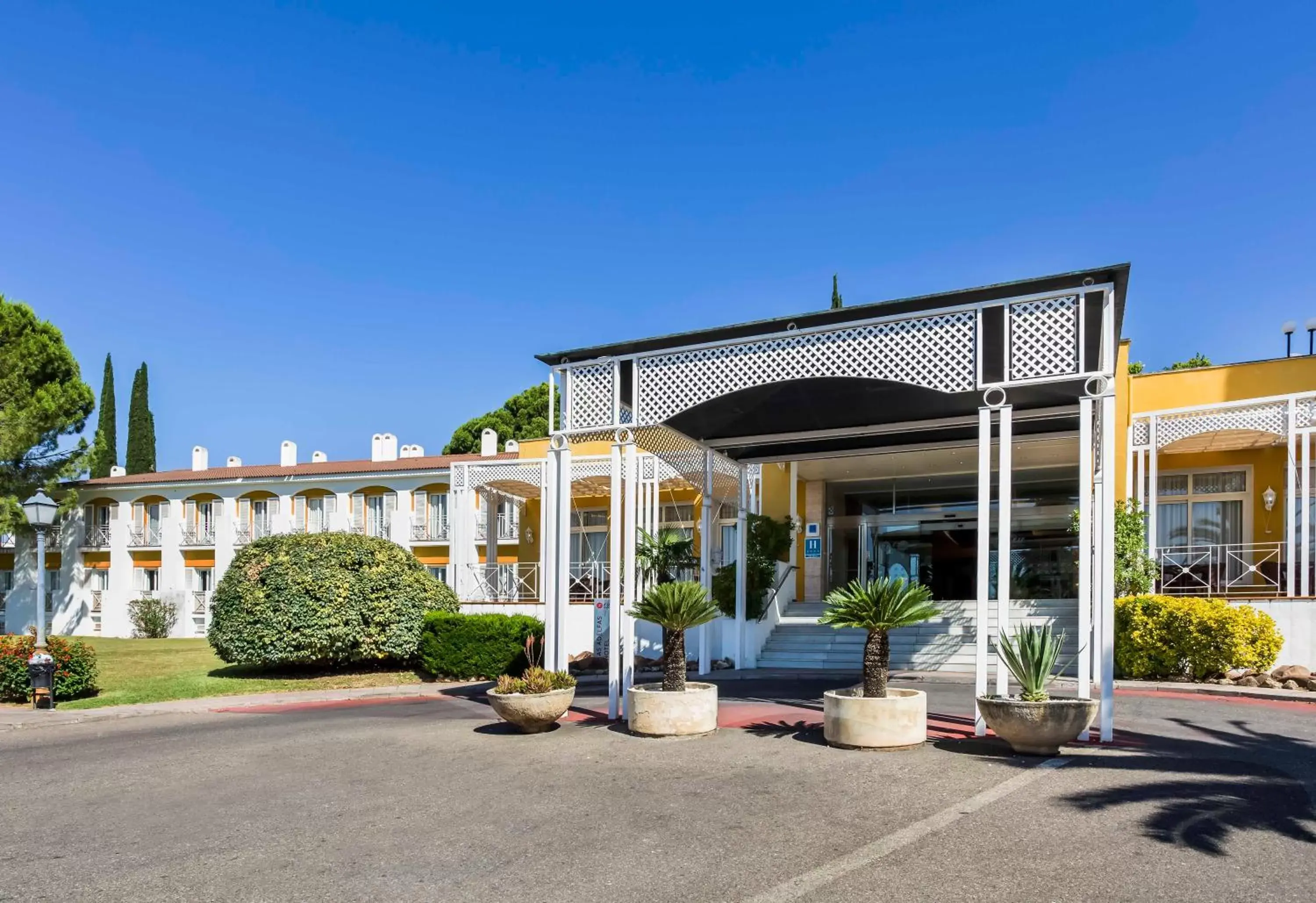 Property building in Exe Las Adelfas Property building in Exe Las Adelfas