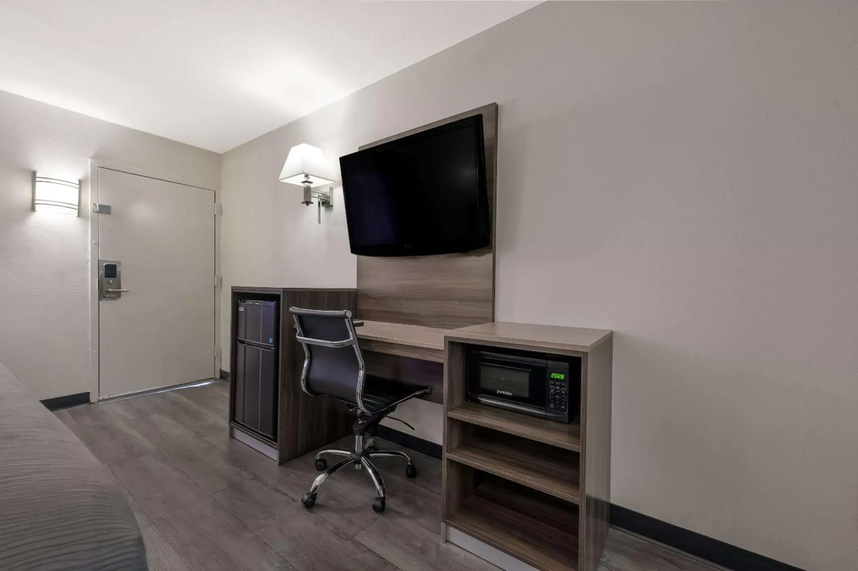 Bedroom, TV/Entertainment Center in Quality Inn Gadsden - Attalla