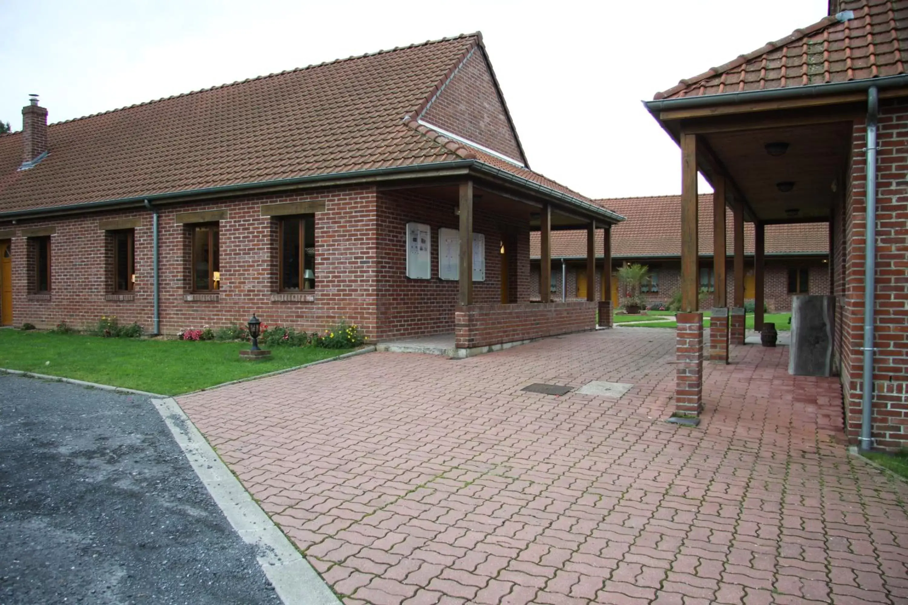 Facade/entrance, Property Building in Hôtel Les Charmilles de Mormal