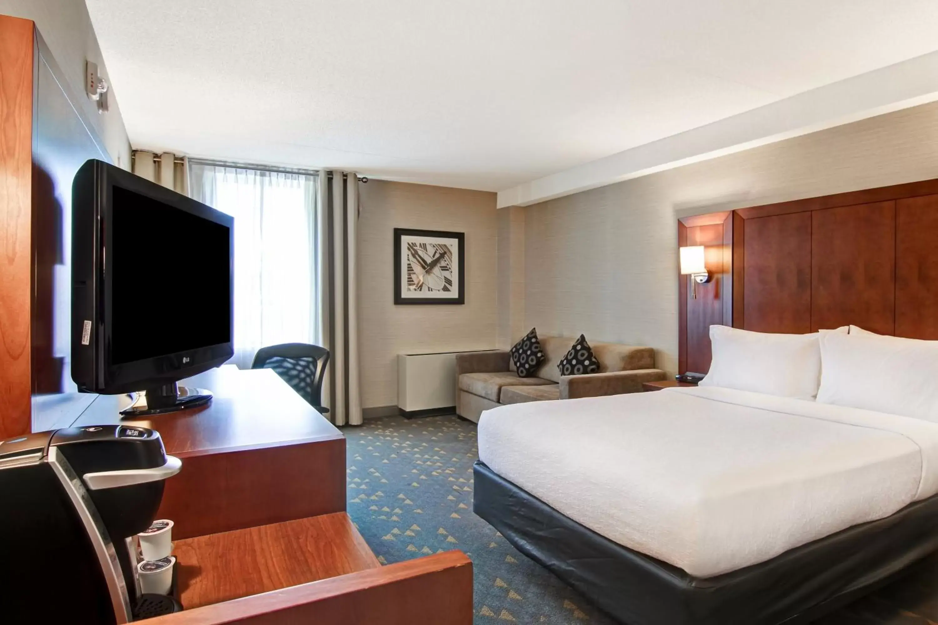 Photo of the whole room, TV/Entertainment Center in Holiday Inn Oakville Centre, an IHG Hotel