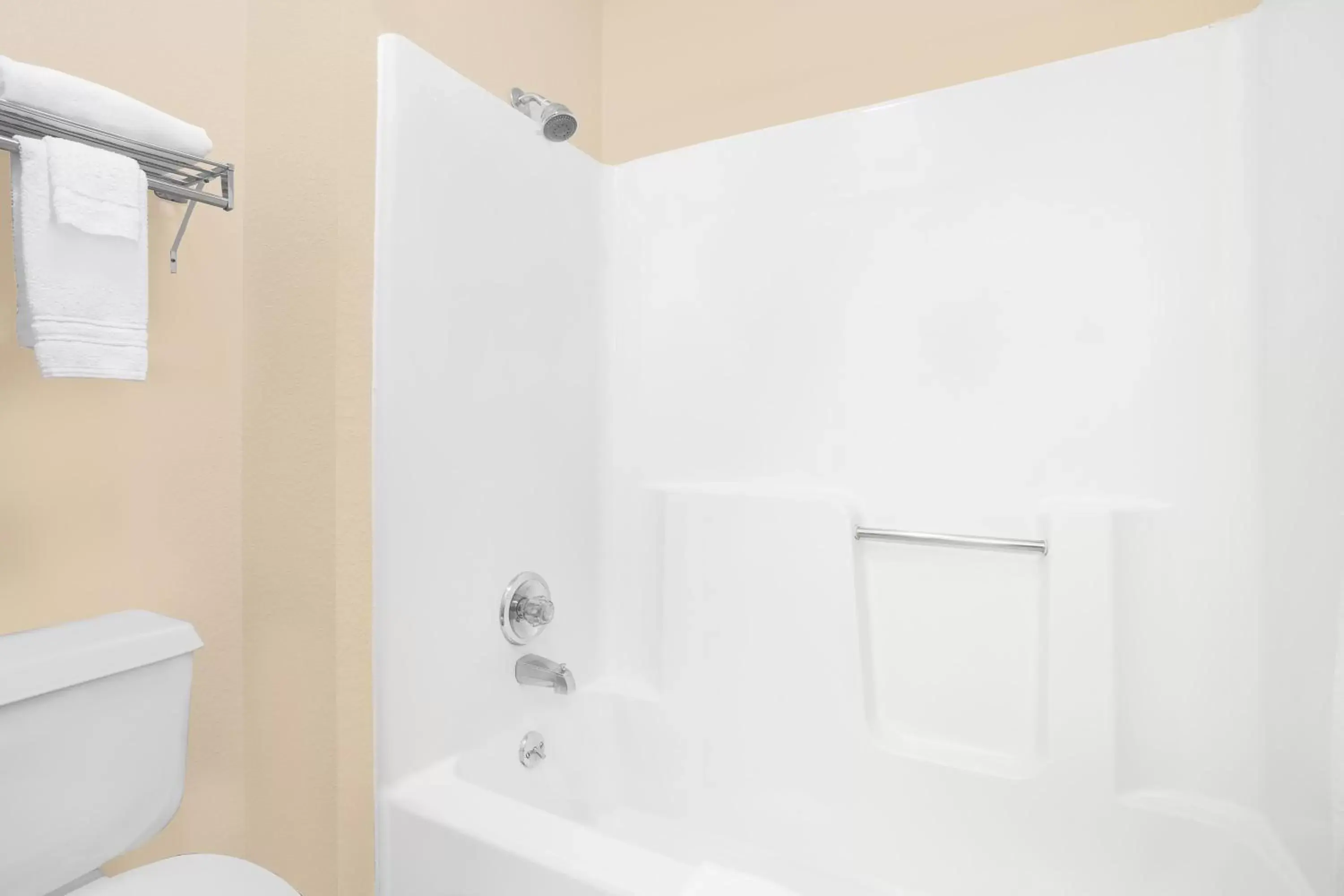 Photo of the whole room, Bathroom in Boarders Inn & Suites by Cobblestone Hotels Waterloo Cedar Falls