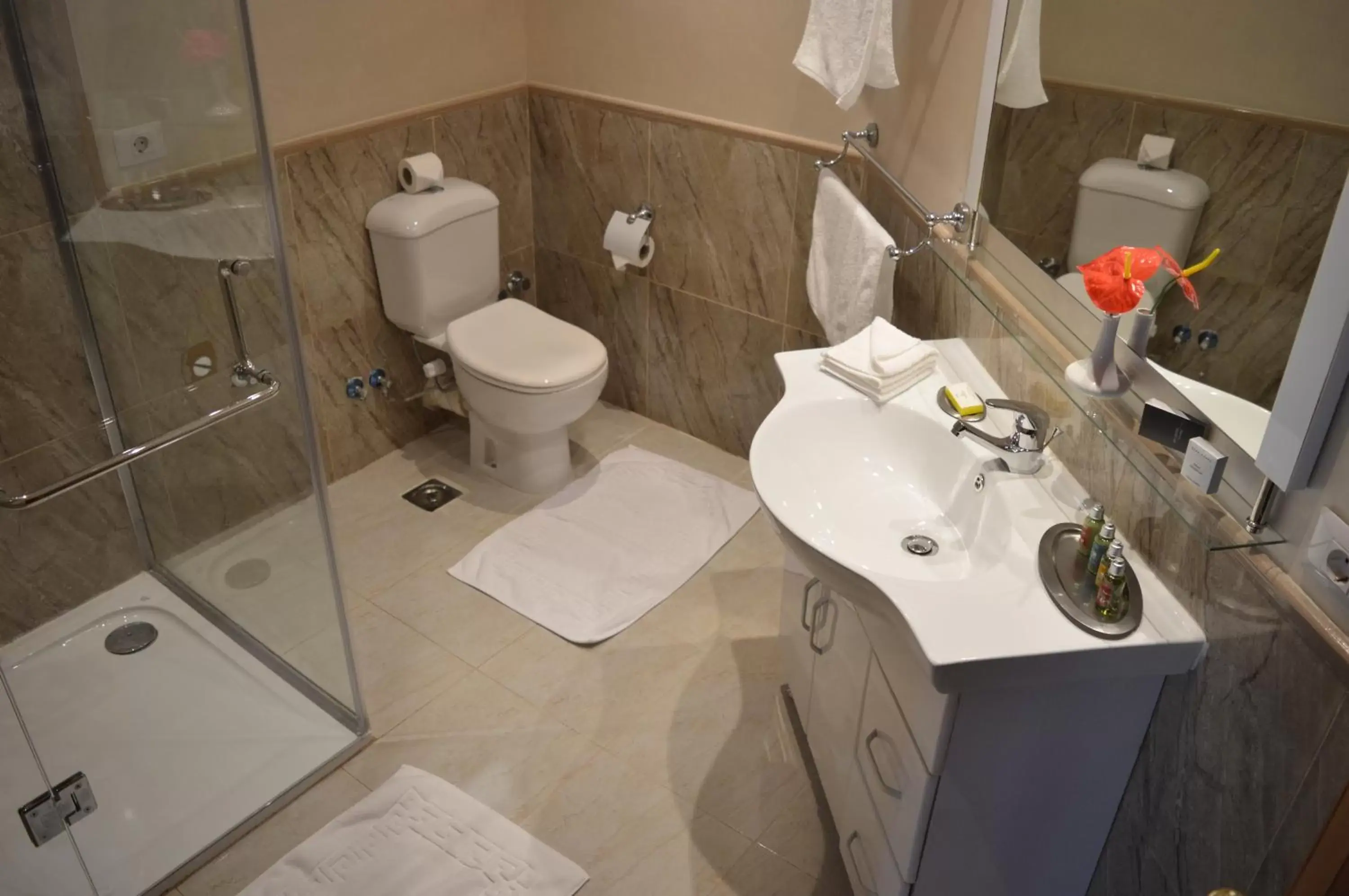 Shower, Bathroom in Sky View Suites Hotel
