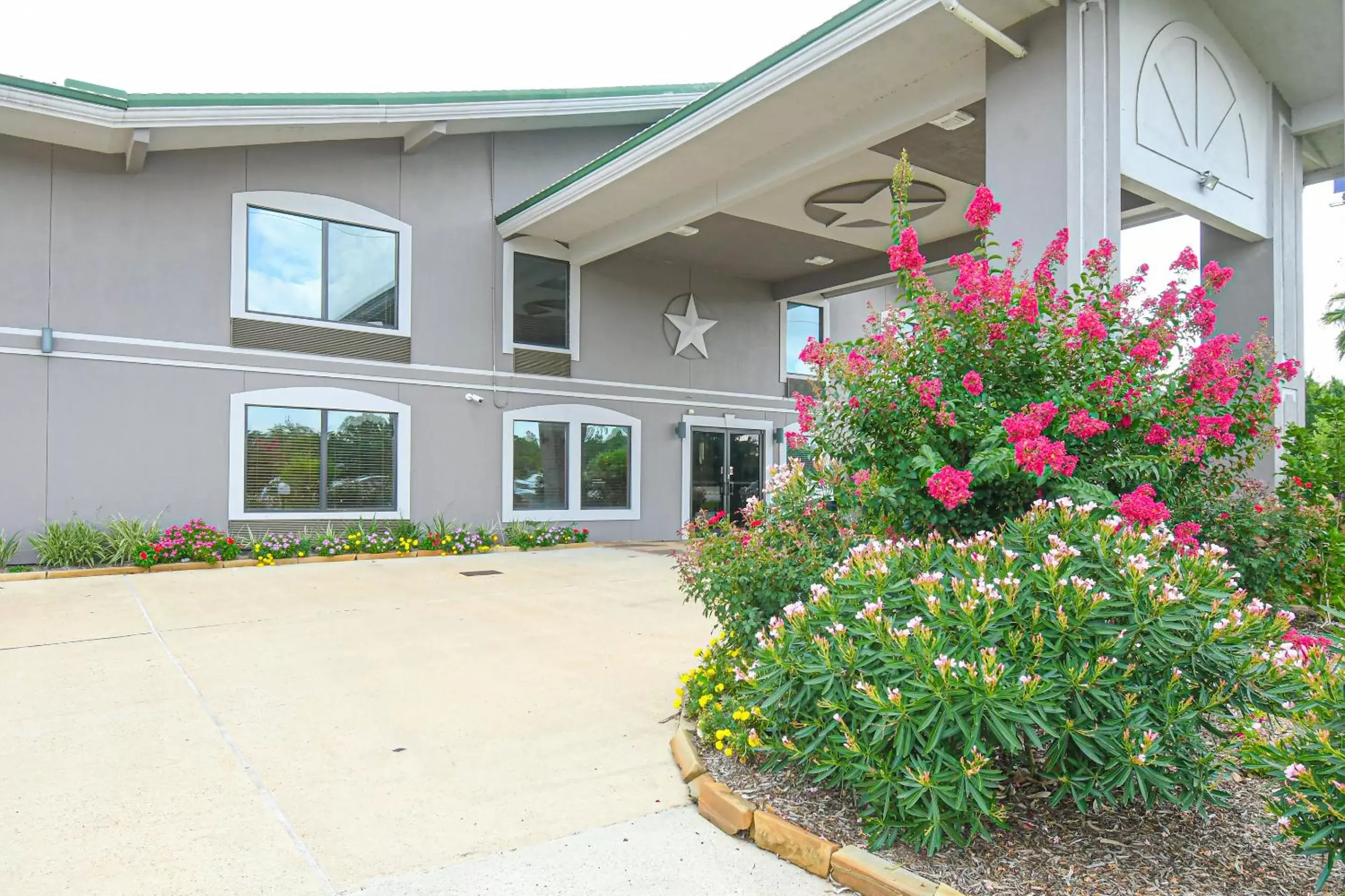 Parking, Property Building in OYO Hotel Shenandoah Woodlands Mall