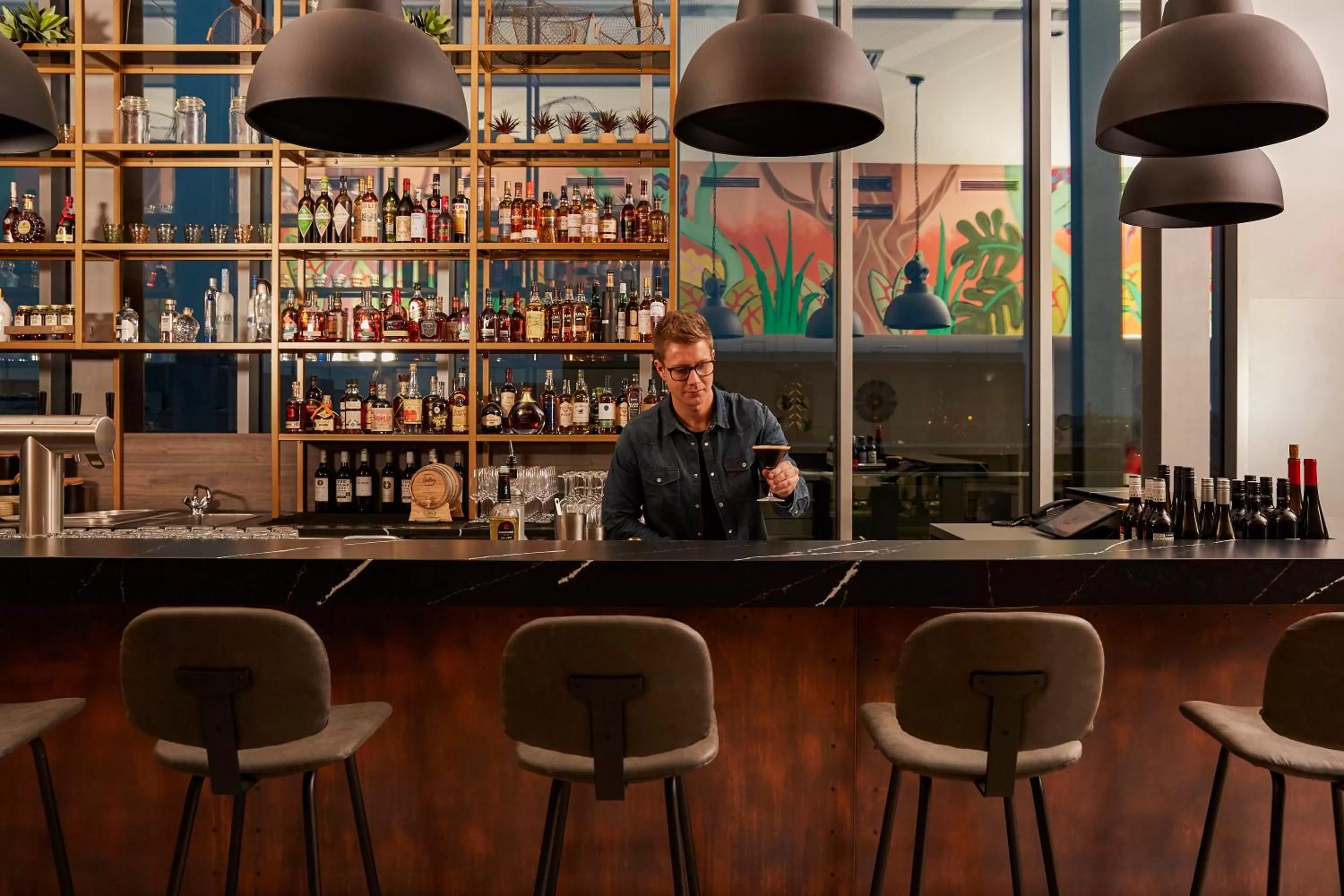 Lounge or bar in Hotel Indigo Berlin - East Side Gallery