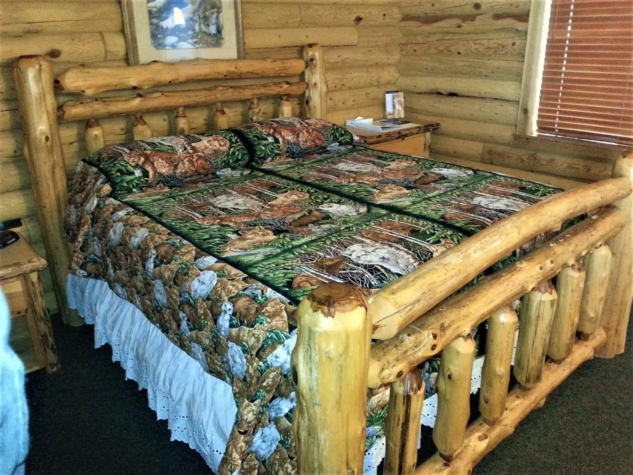 Bed in Wolf Den Log Cabin Motel and RV Park