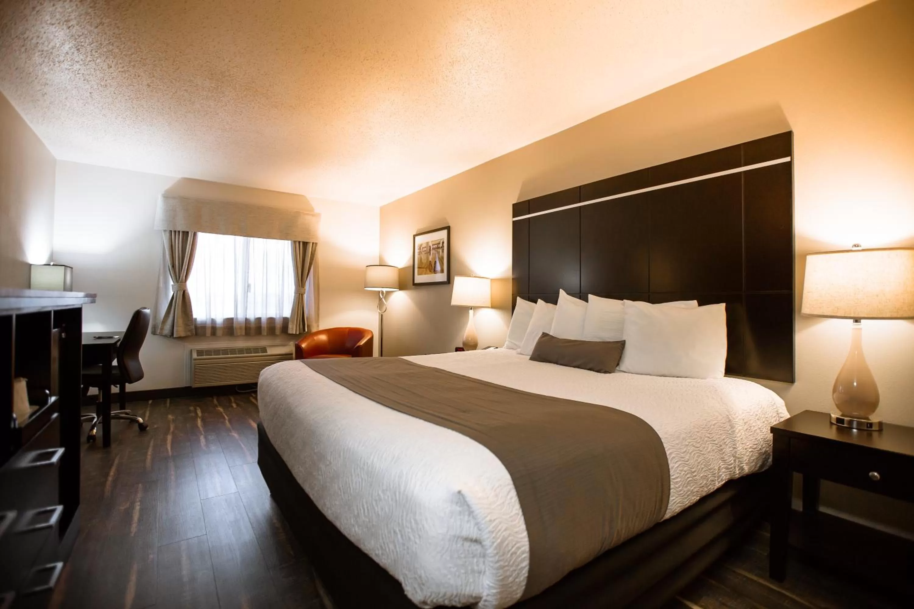 Photo of the whole room, Bed in Ten Pin Inn & Suites