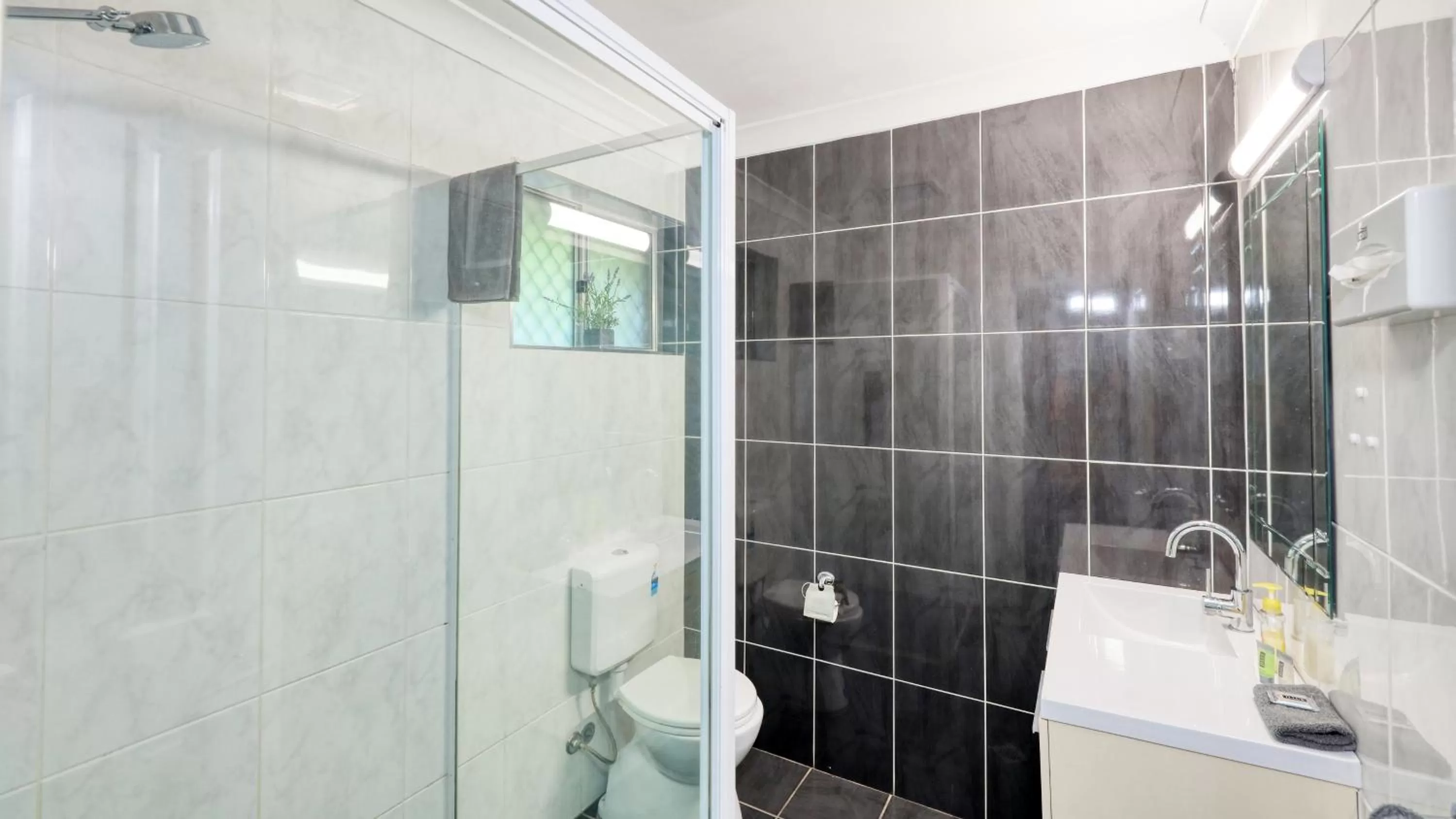 Shower in Country Leisure Motor Inn