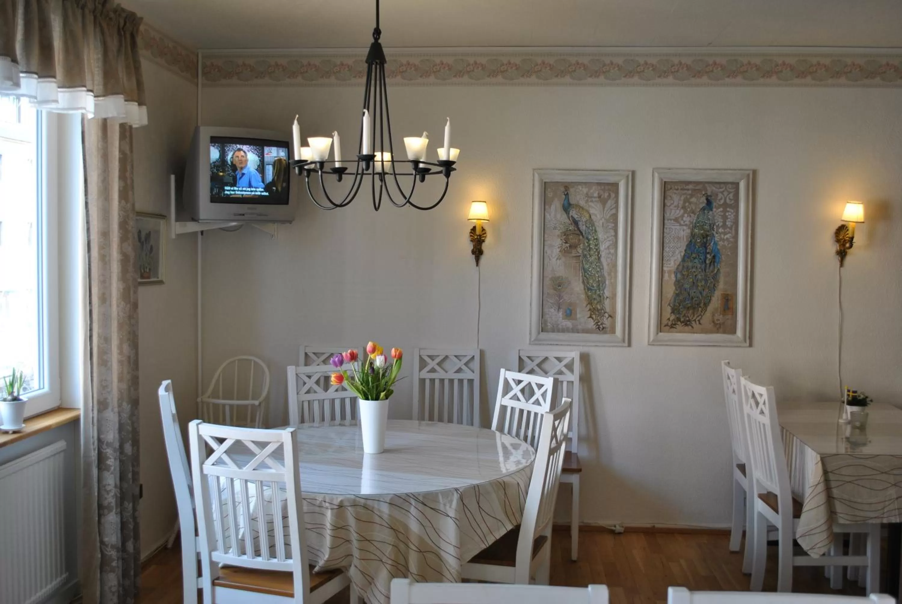 Communal lounge/ TV room in Solsta Hotell