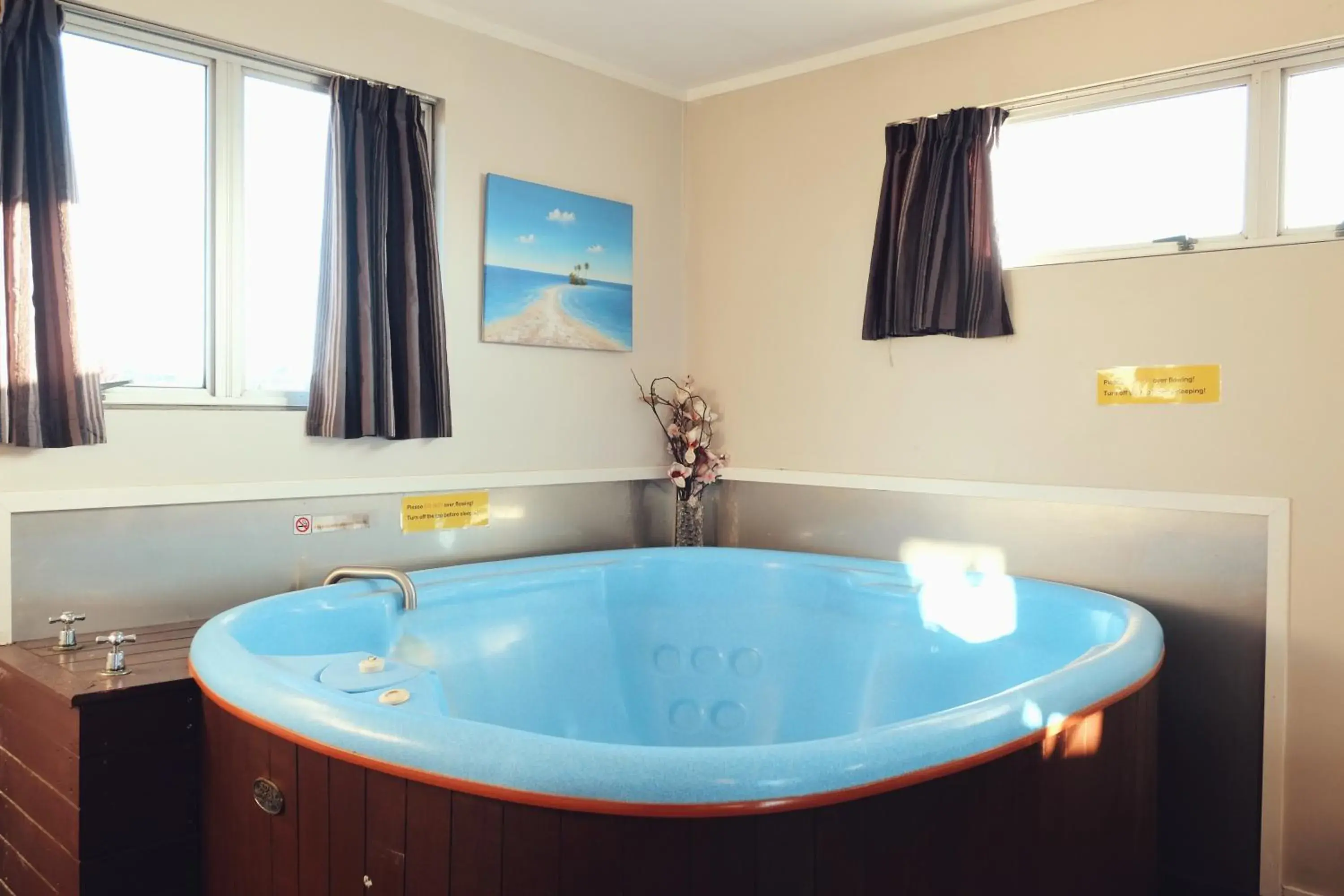 Bathroom in Gateway International Motel