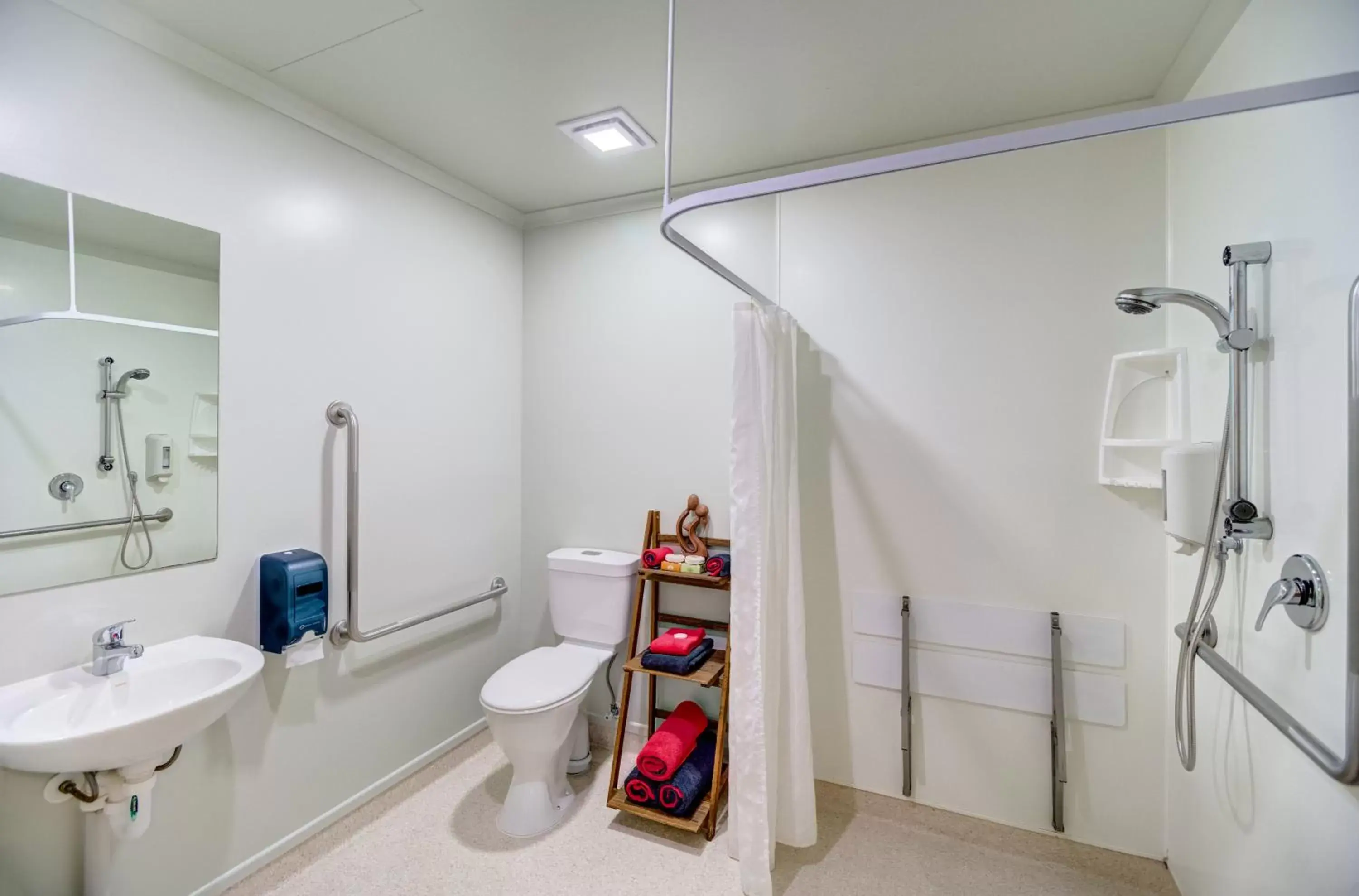 Shower, Bathroom in Silver Fern Lodge