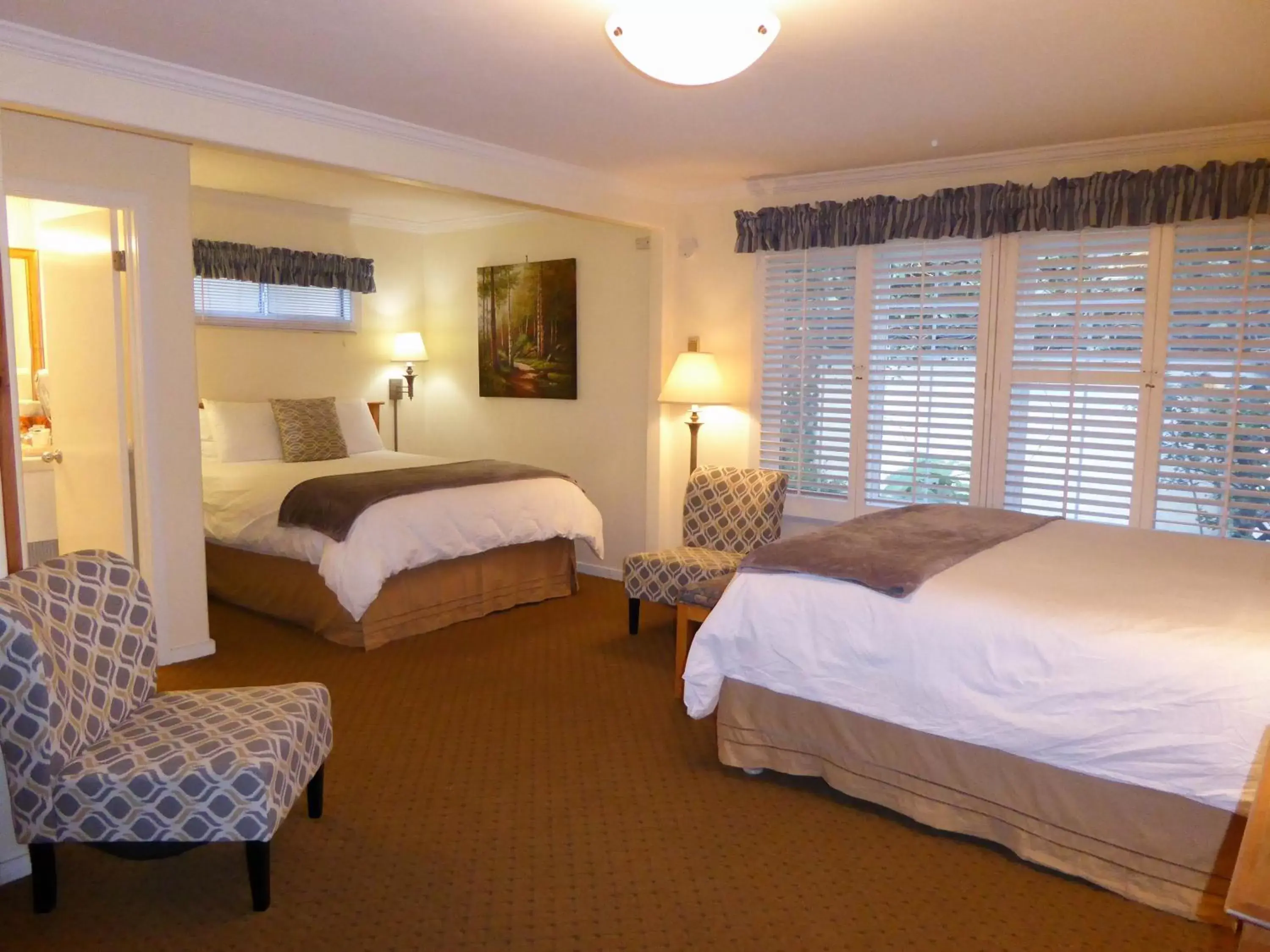 Windsor Room with Parking in Briarwood Inn