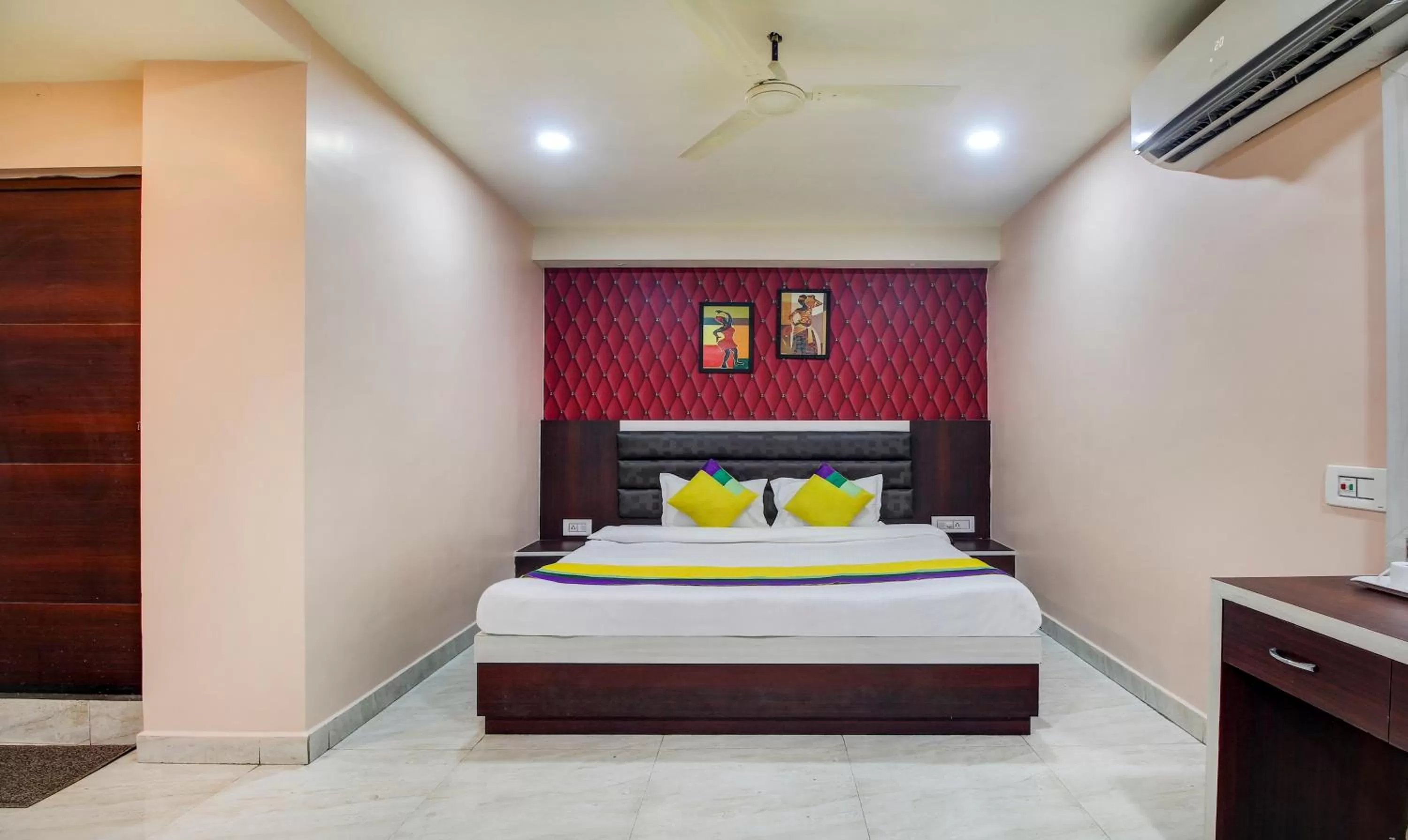 Itsy By Treebo - Golden Fiesta