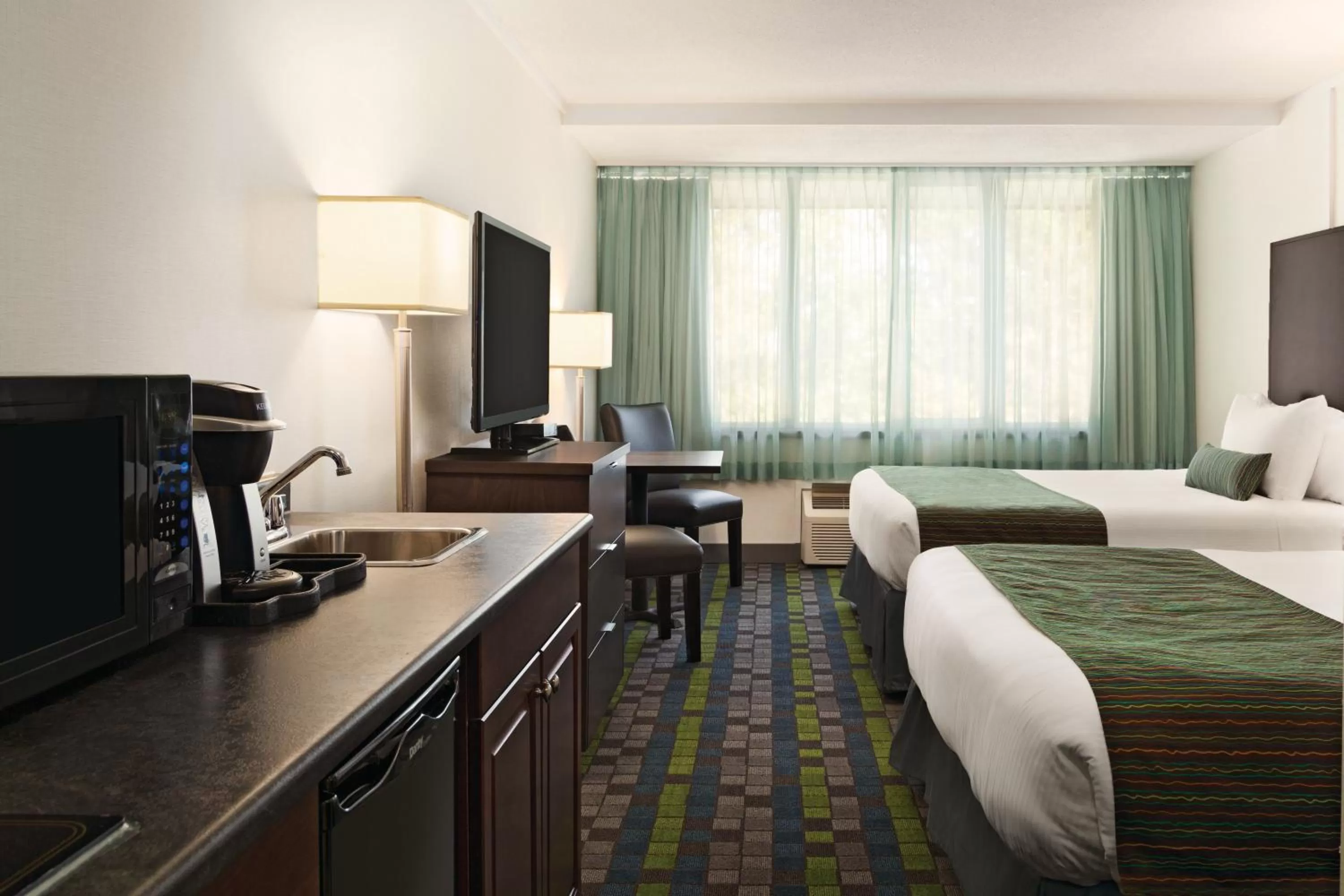 Kitchen or kitchenette, Bed in Days Inn by Wyndham Victoria Airport Sidney