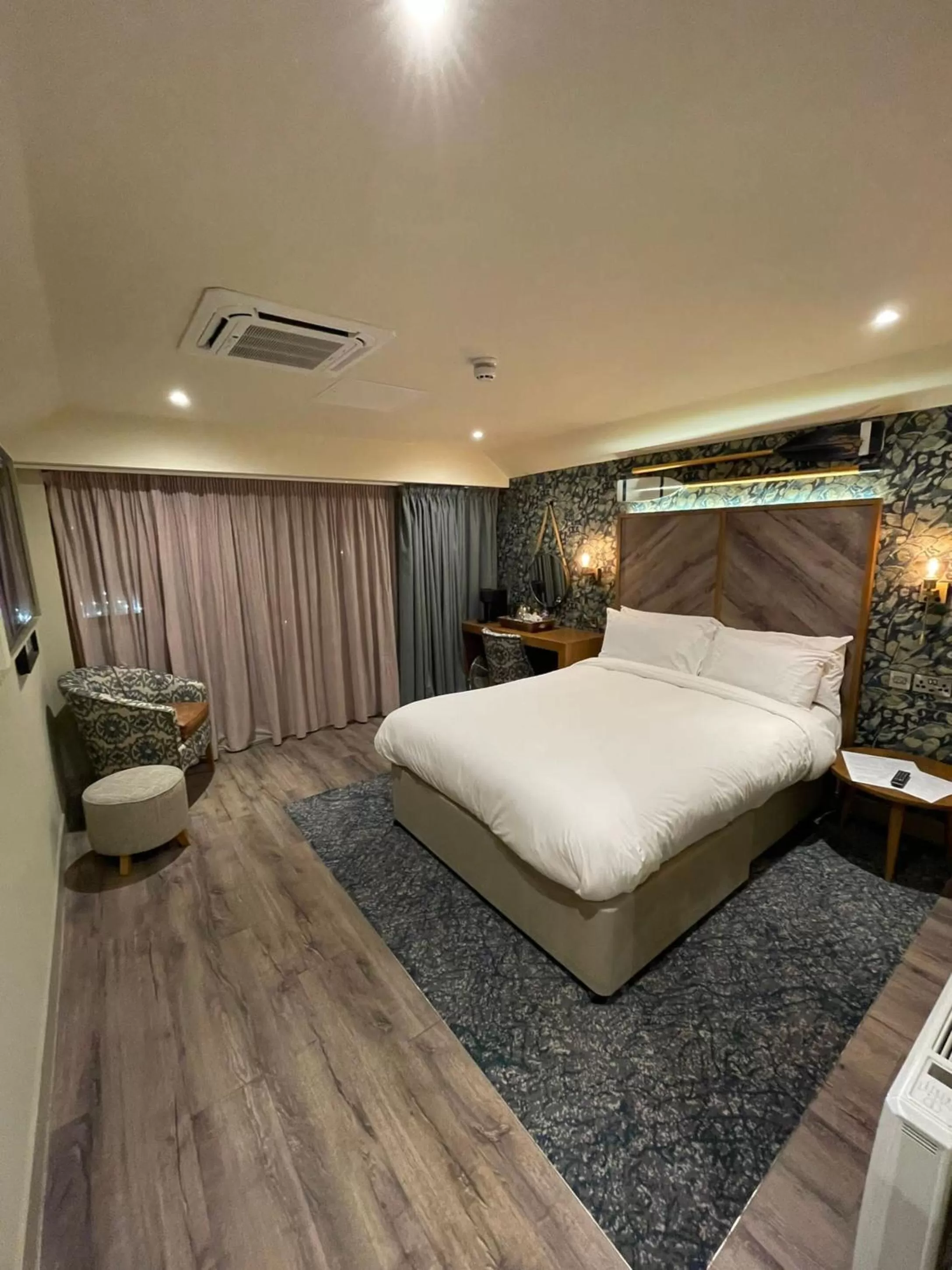 Bedroom, Bed in The Boathouse Inn & Riverside Rooms