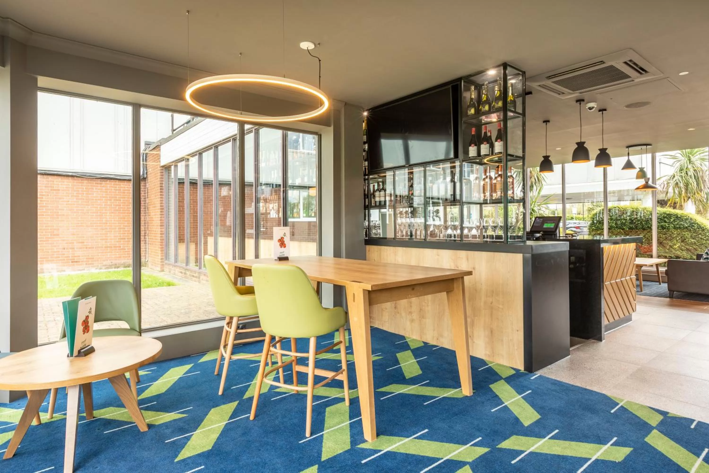 Lounge or bar in Holiday Inn Basildon by IHG