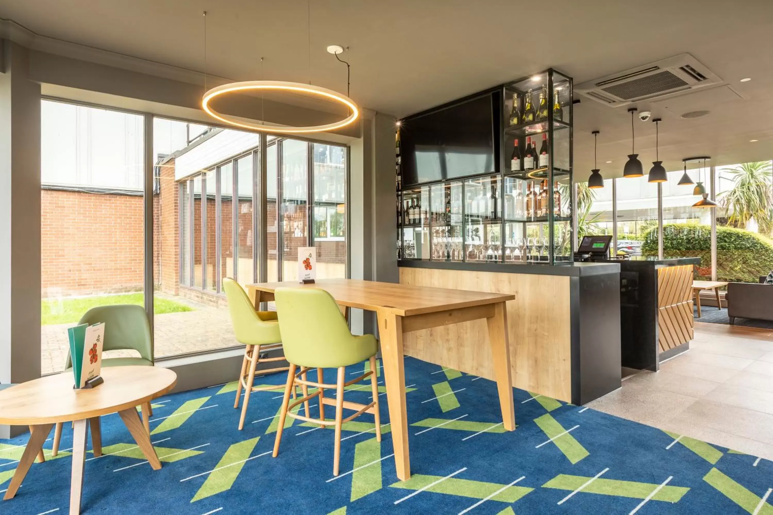 Lounge or bar in Holiday Inn Basildon by IHG Lounge or bar in Holiday Inn Basildon by IHG