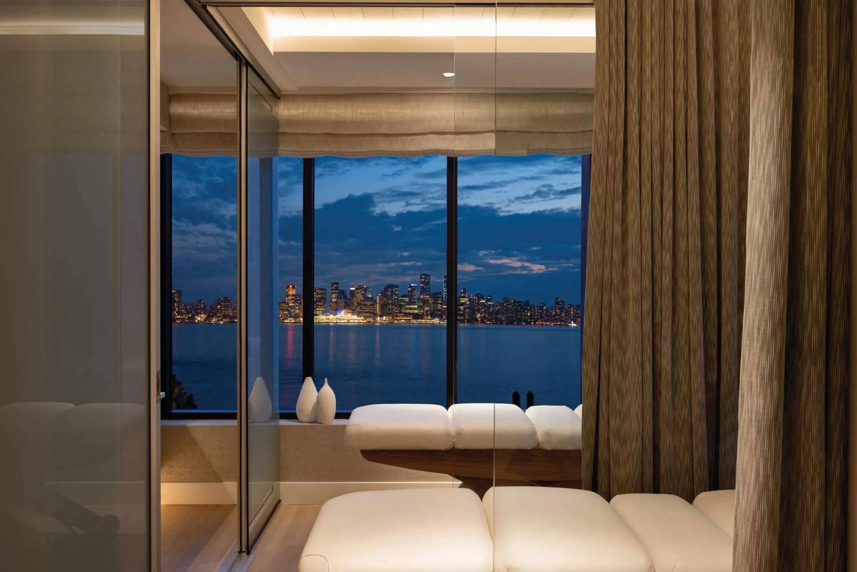 Massage, Bed in Seaside Hotel North Vancouver