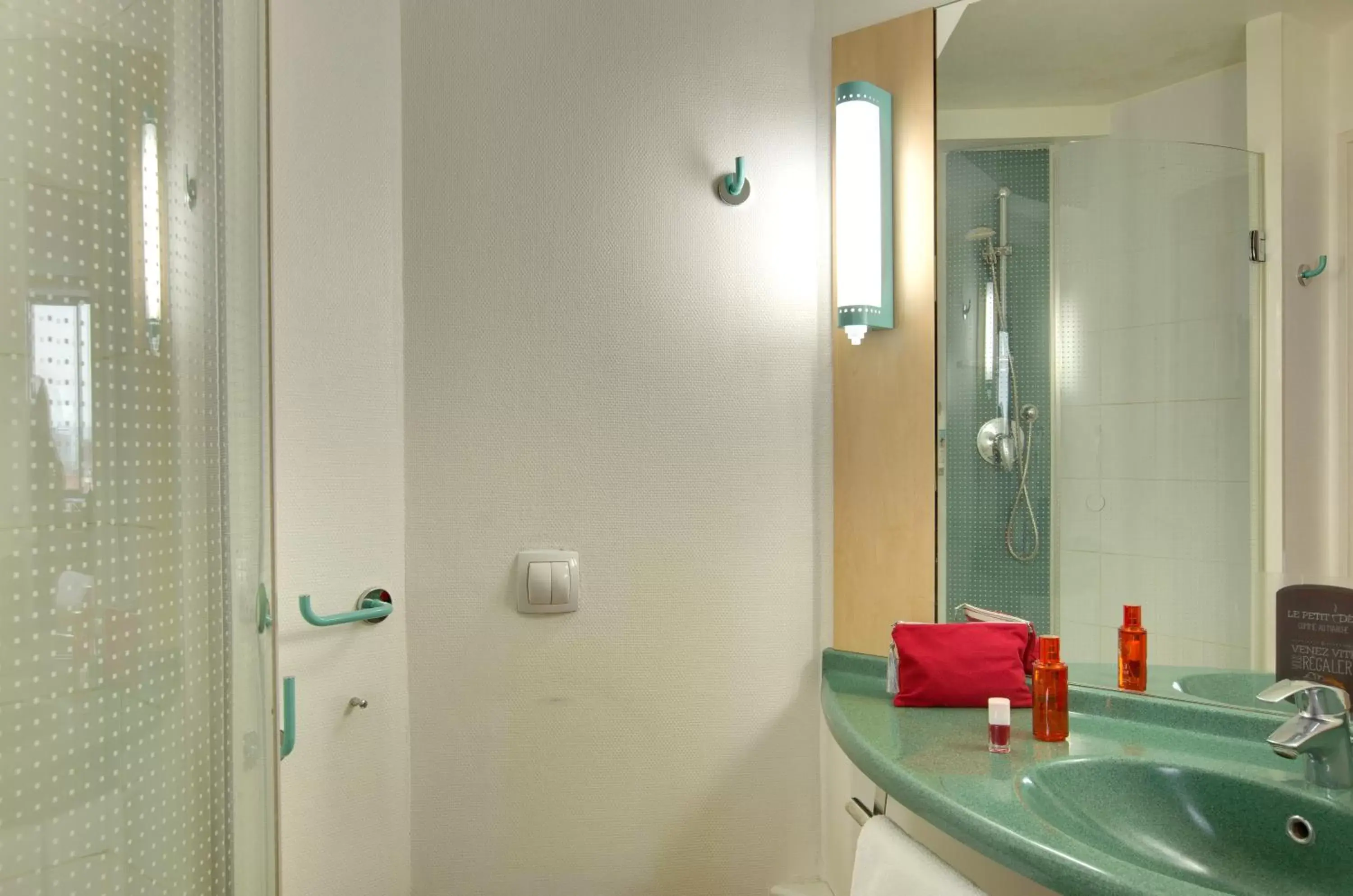Bathroom in ibis Clermont Ferrand Montferrand