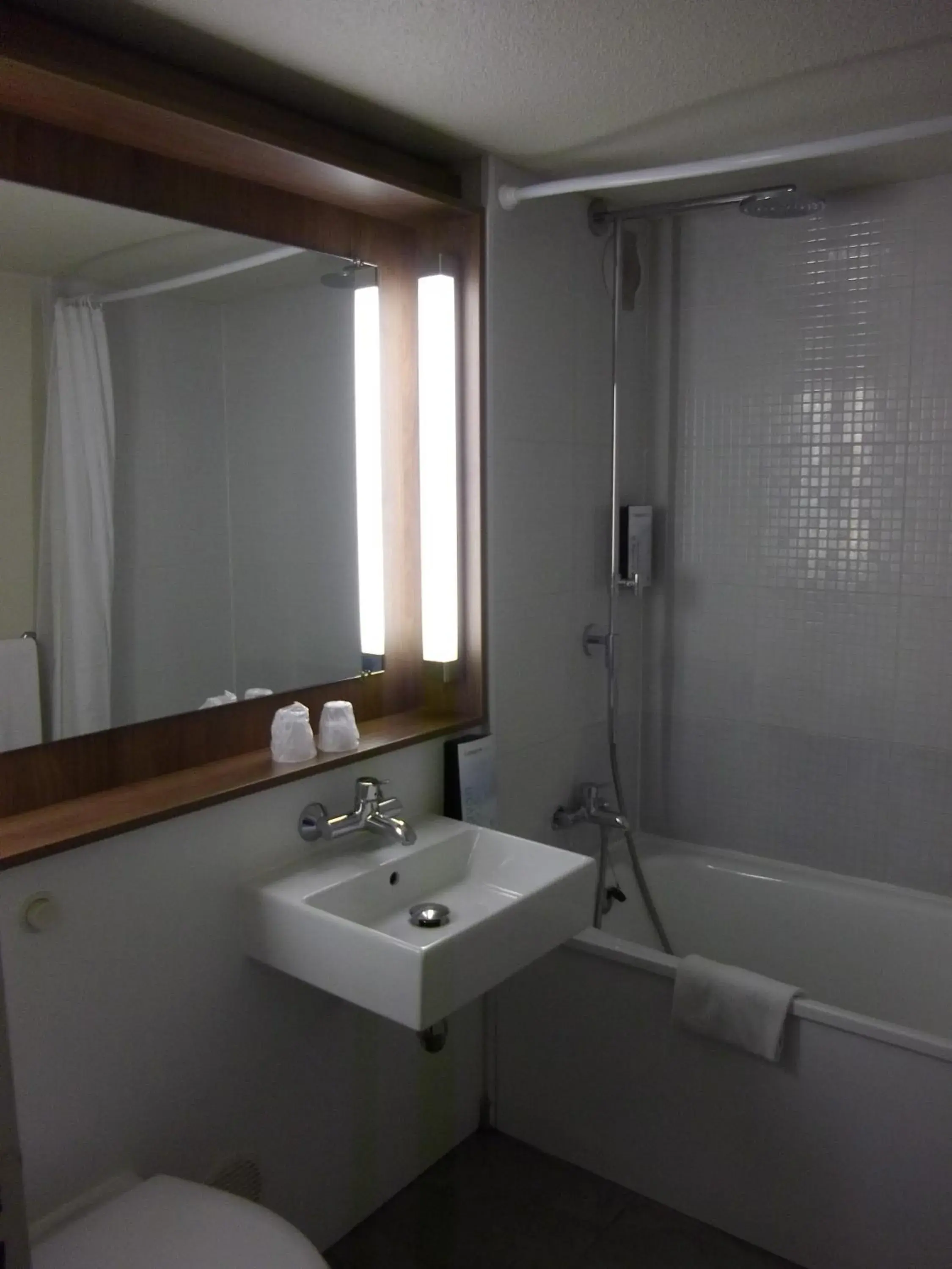 Bathroom in Campanile Villennes-Sur-Seine - Poissy