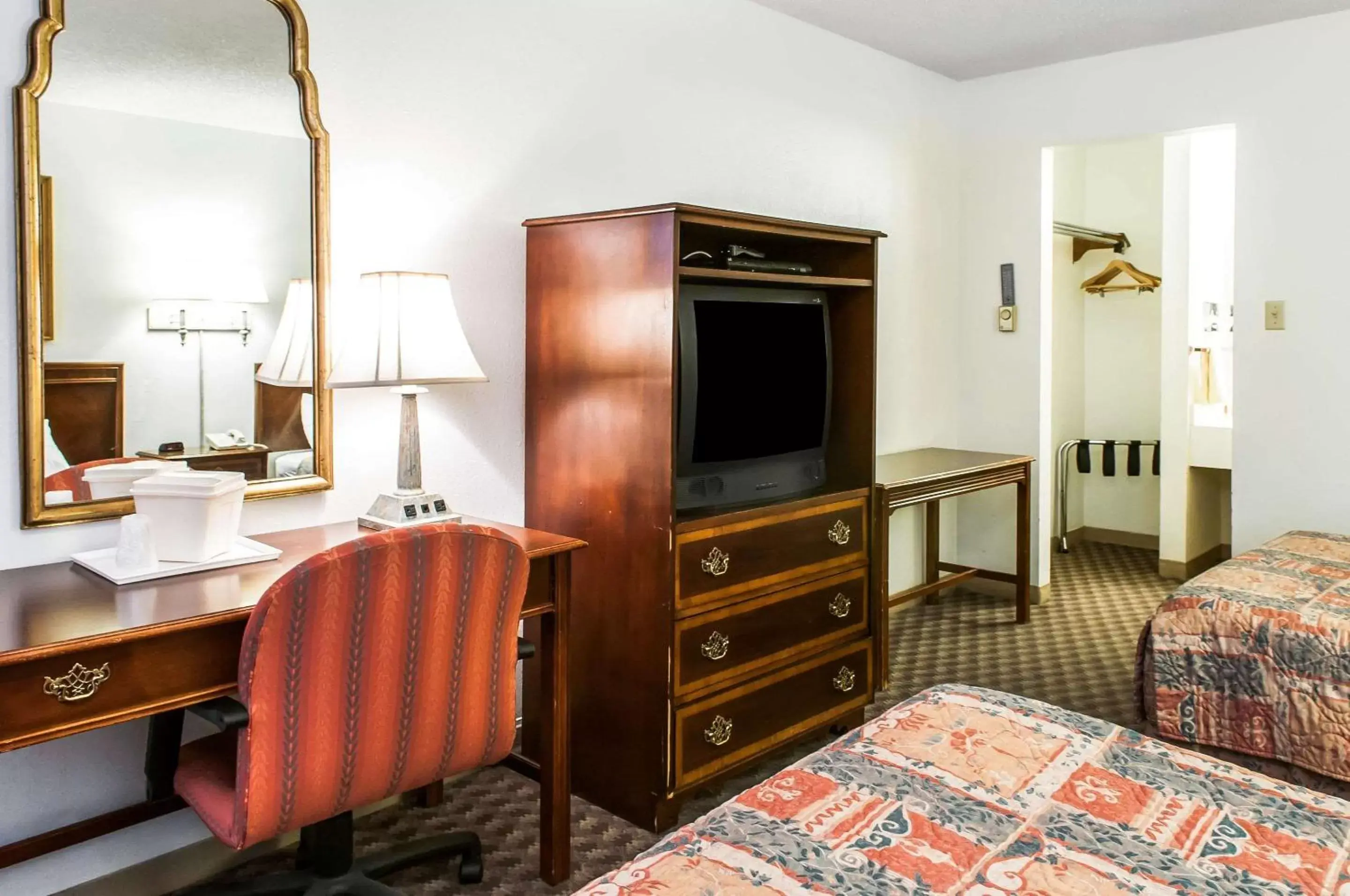 Photo of the whole room, TV/Entertainment Center in Econo Lodge Eagle Nest