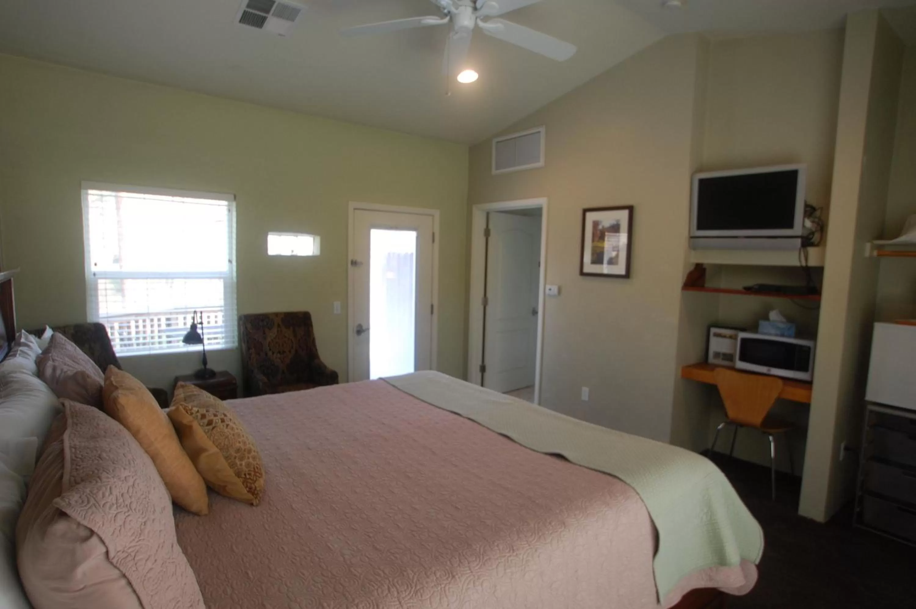 Bed in Queen's Inn By The River