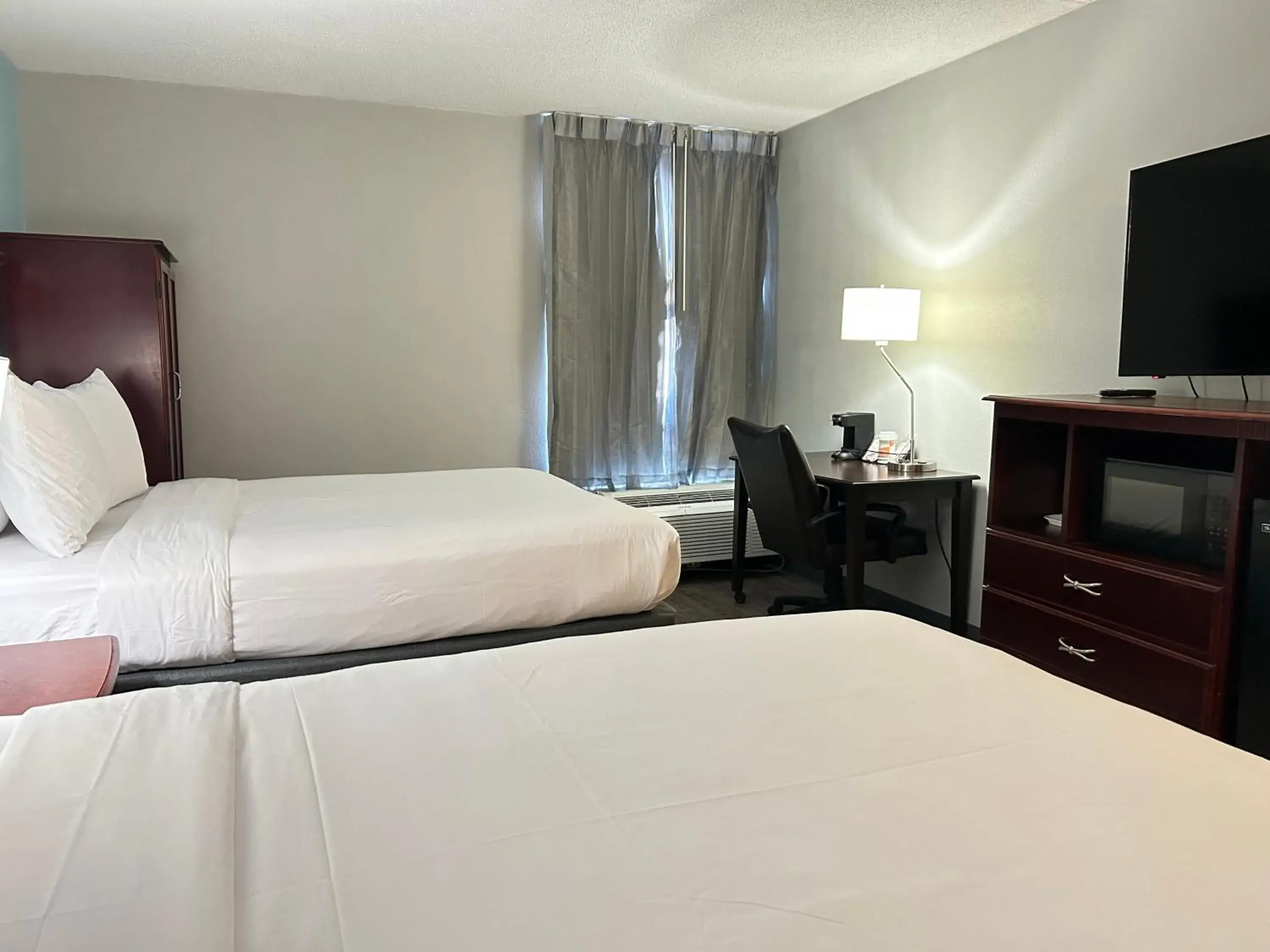 Bed in Clarion Inn and Suites Airport
