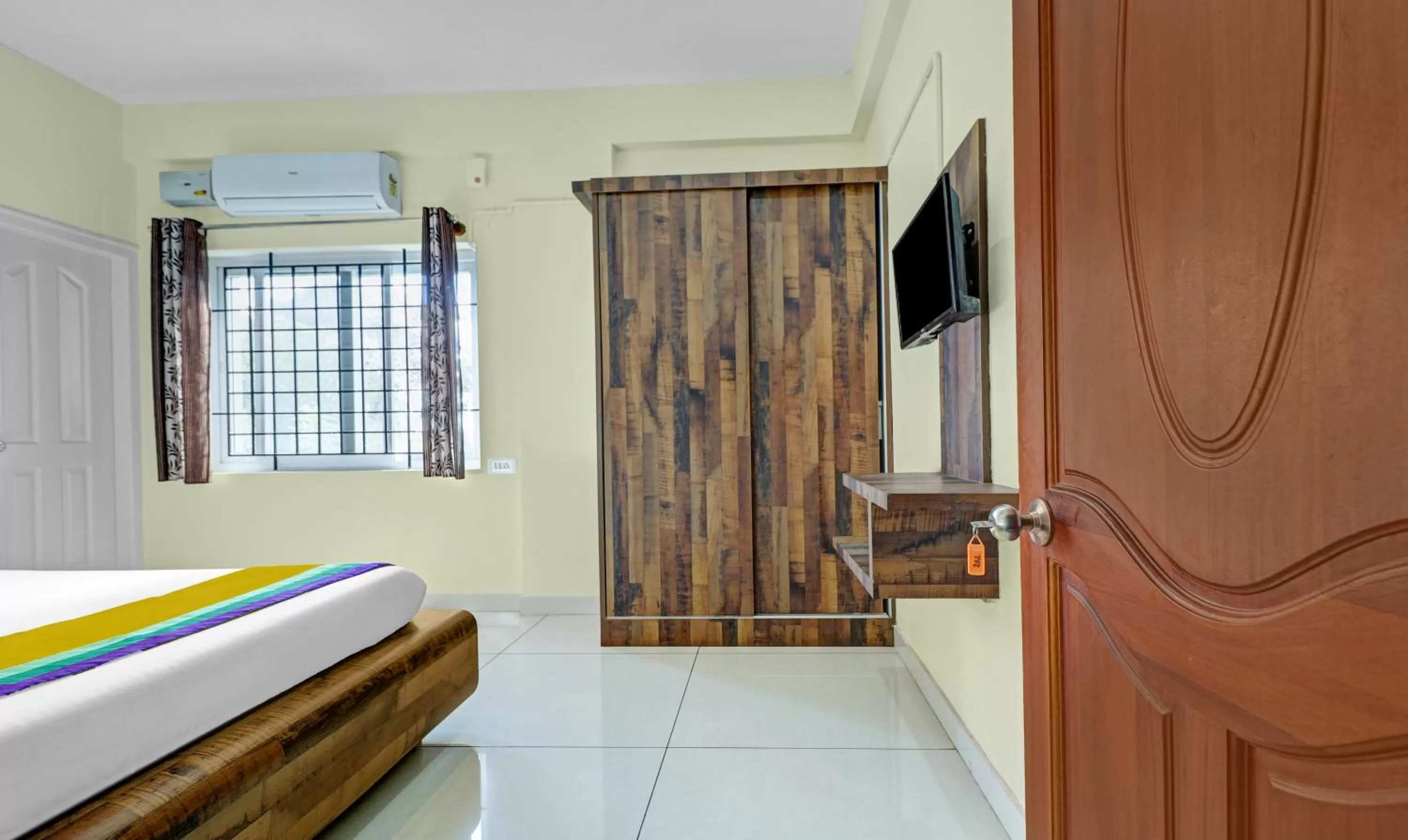 Itsy By Treebo - Colors Stay