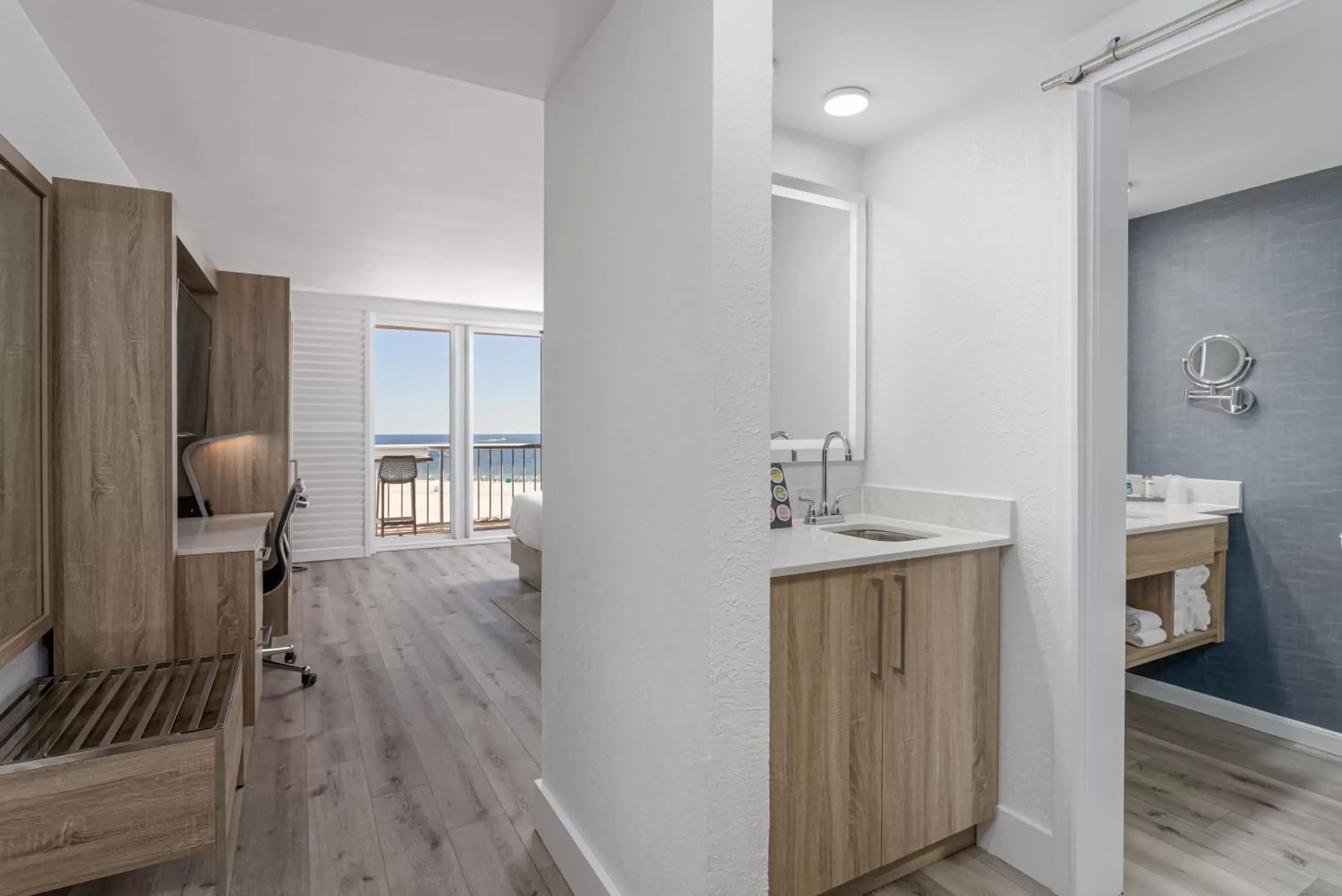 Bathroom, Kitchen/Kitchenette in Perdido Beach Resort