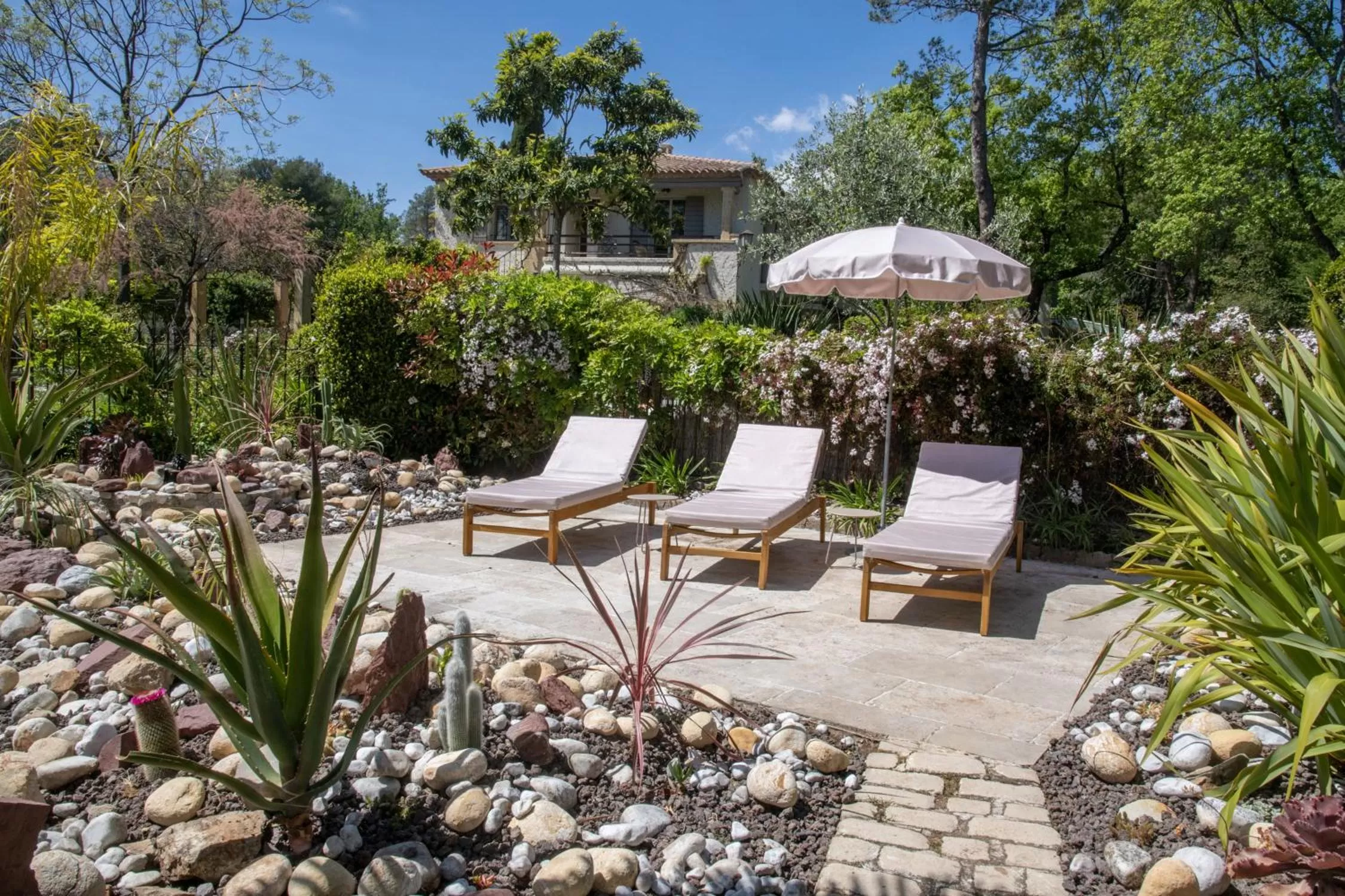 Garden view in Hotel Les Messugues