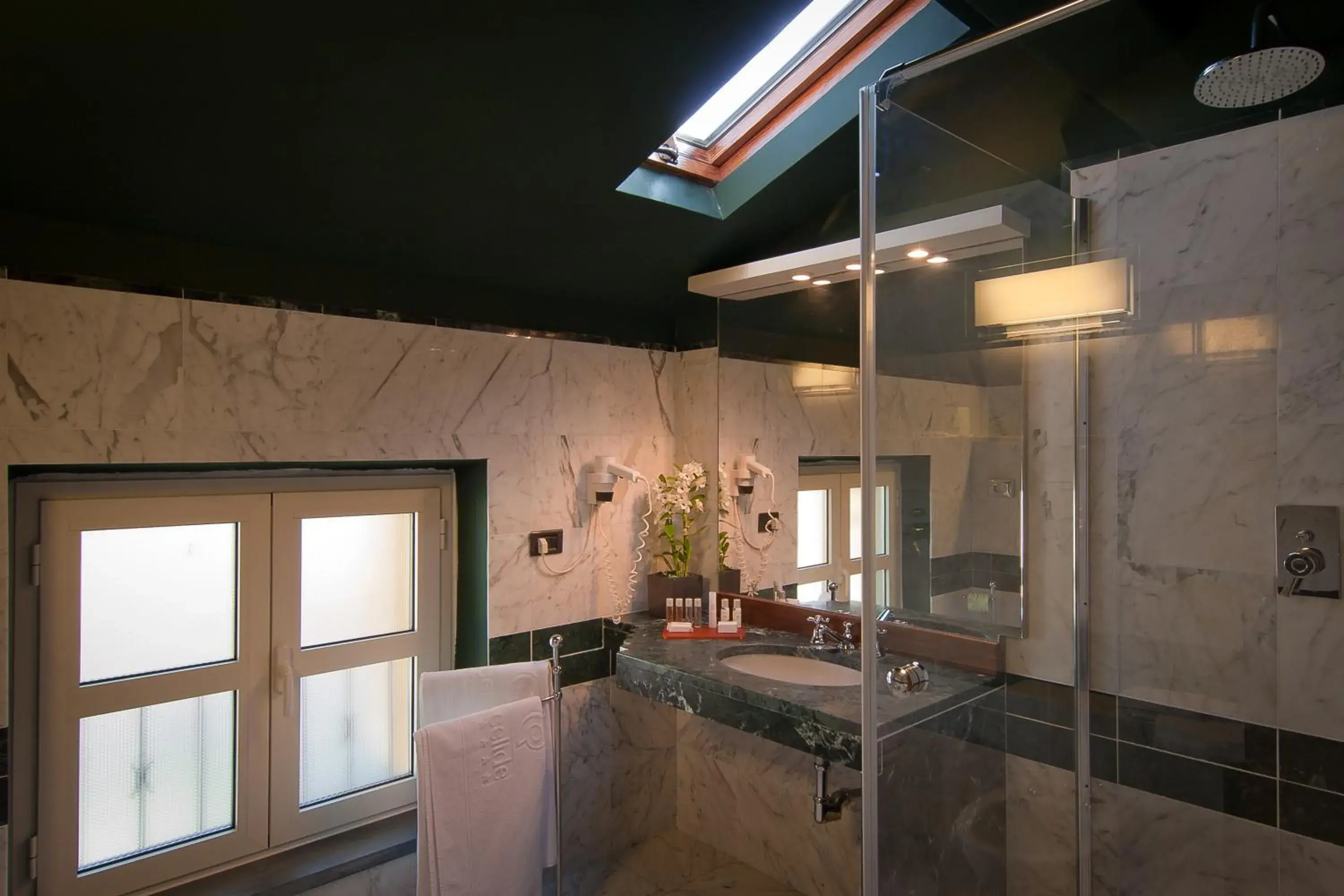 Bathroom in Albergo Celide
