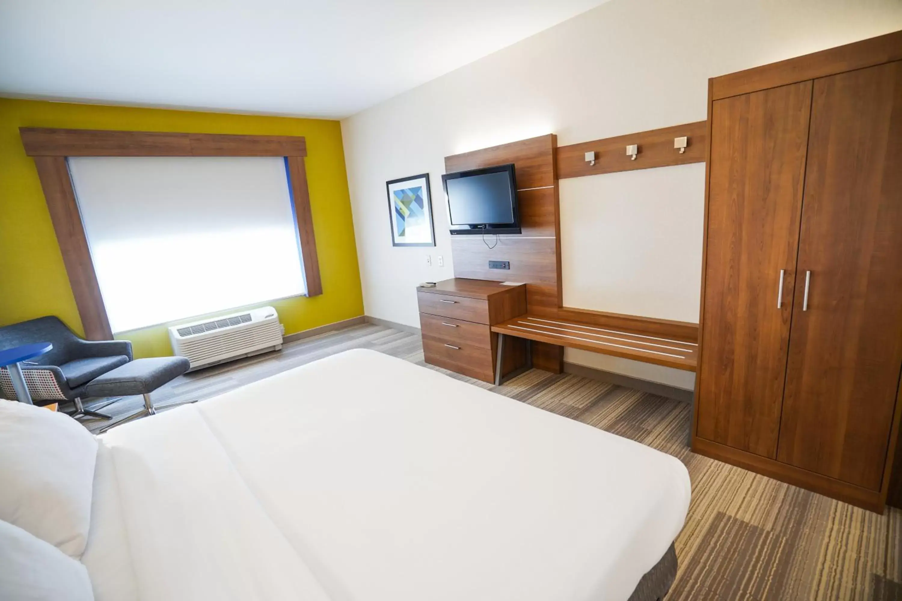 Photo of the whole room, Bed in Holiday Inn Express Hotel & Suites Ontario, an IHG Hotel
